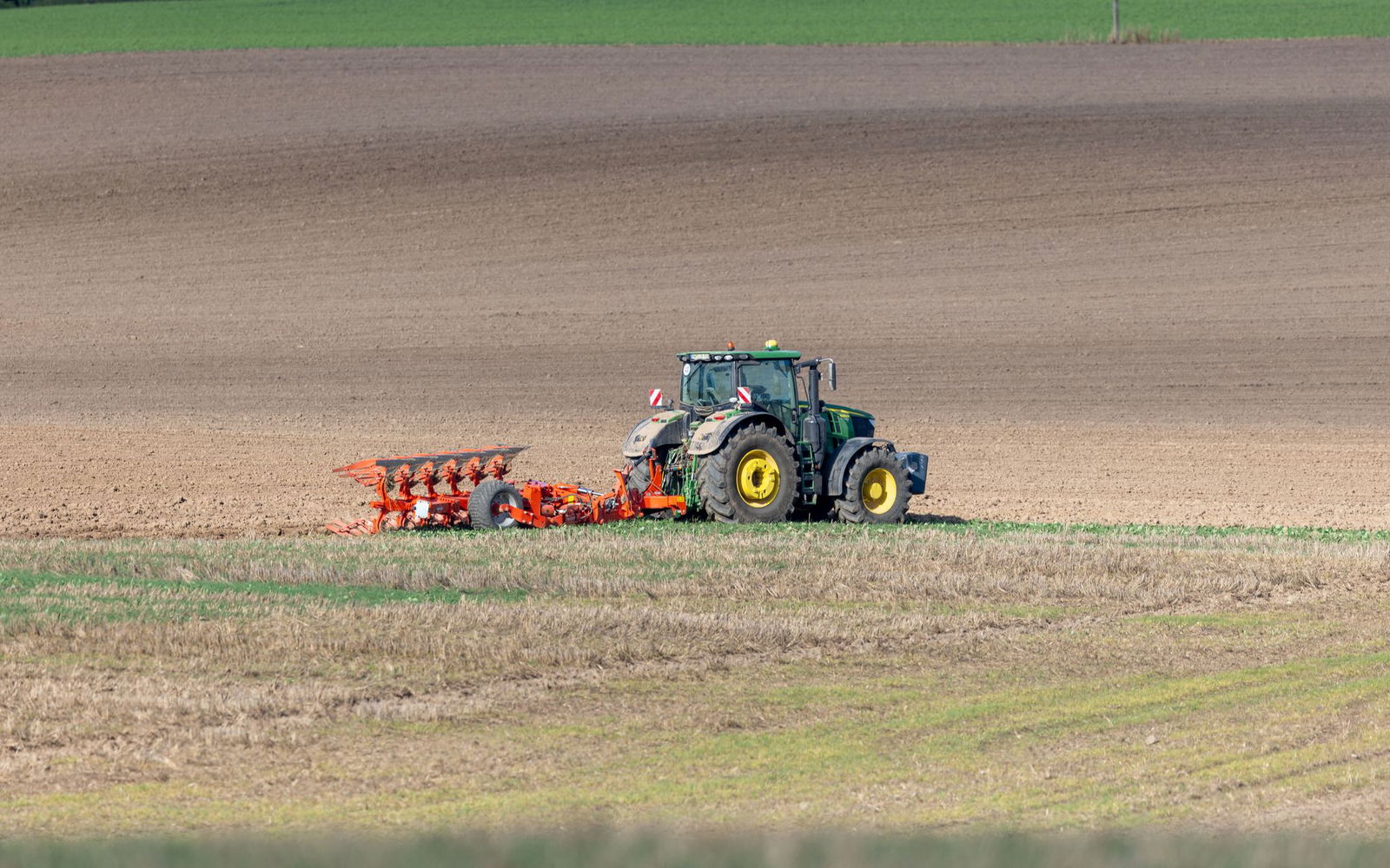 Eine Frau ist beim Anbringen eines landwirtschaftlich Geräts an einem Traktor schwer verletzt worden (Symbolbild)