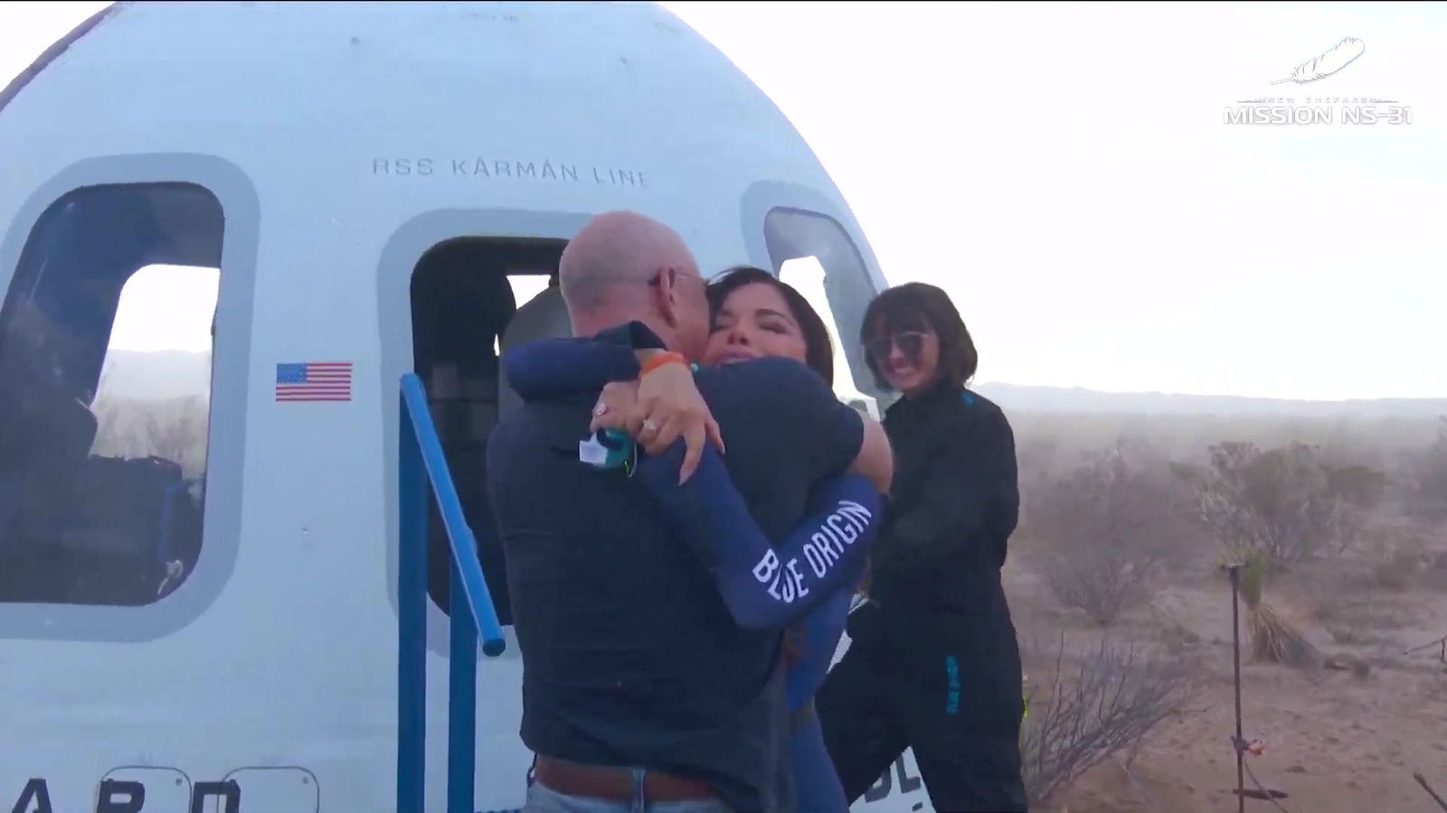 Lauren Sanchez und Jeff Bezos umarmten sich nach dem Flug. 