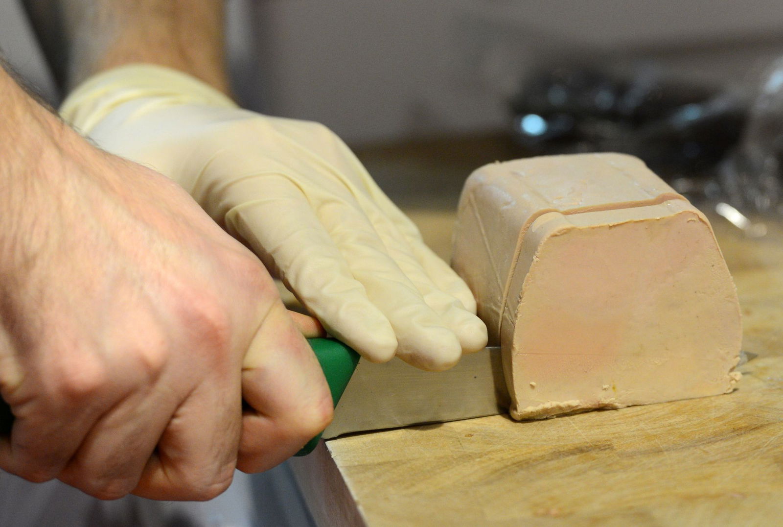 Ein Metzger schneidet eine Scheibe französische Gänsestopfleber. (Archivbild)