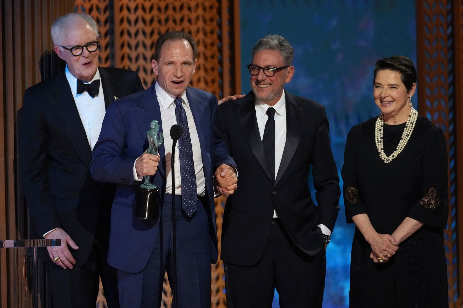 Das Team des Films um Hauptdarsteller Ralph Fiennes bei einer Preisverleihung. (Archivbild)