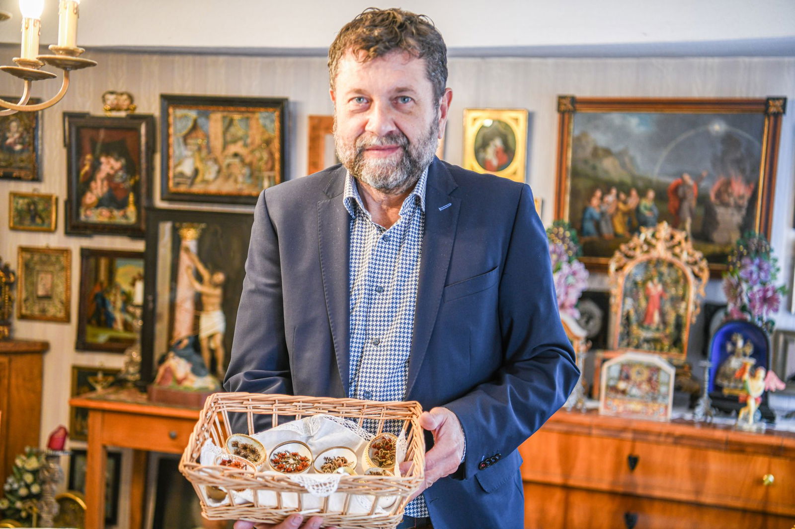 Das Haus von Rudolf Kombosch ähnelt einem Museum. Dort fertigt er auch seine kleinen Kunstwerke. 