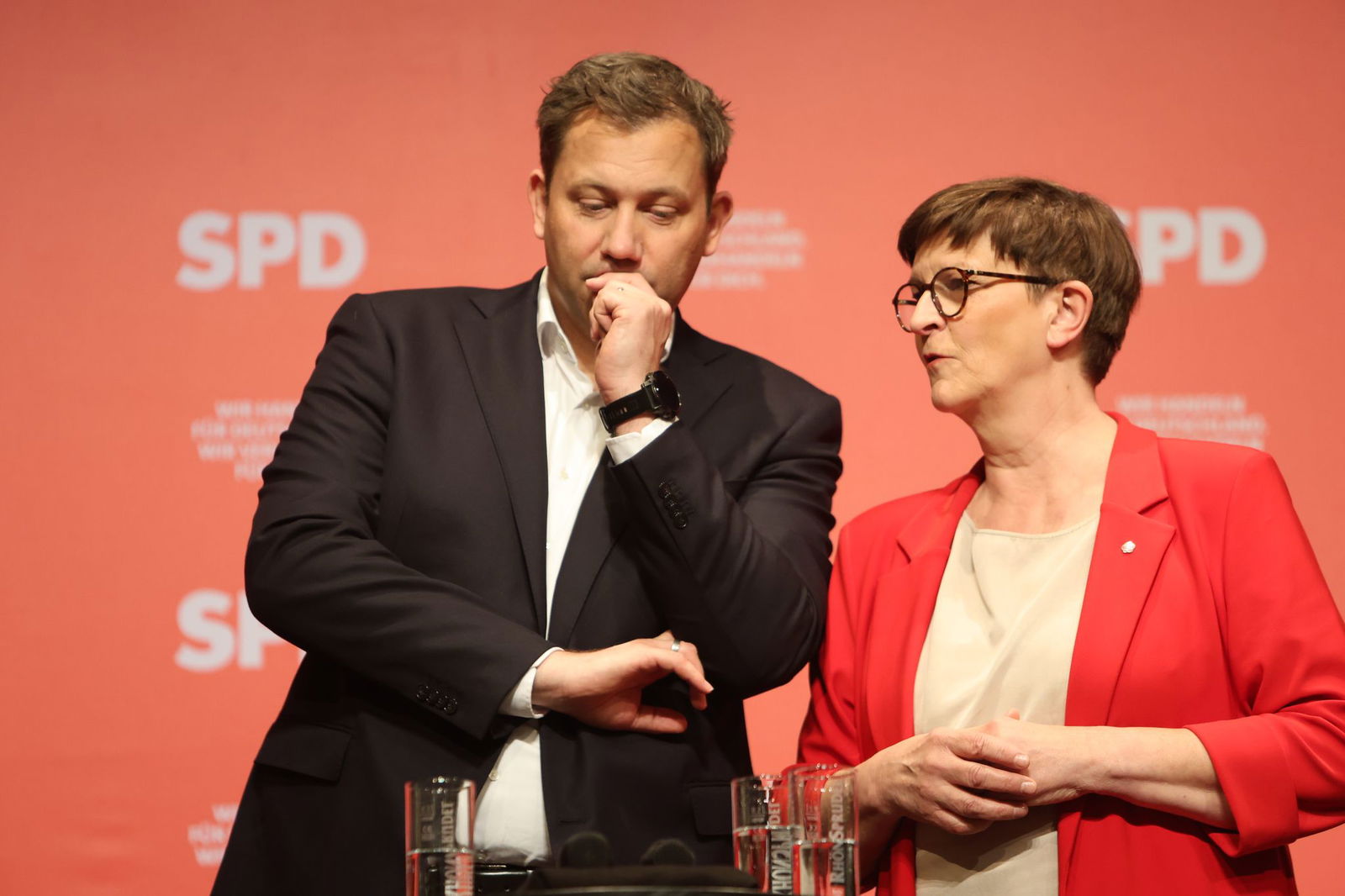 Die Parteispitze Klingbeil und Esken muss Kritik einstecken. (Archivbild) 