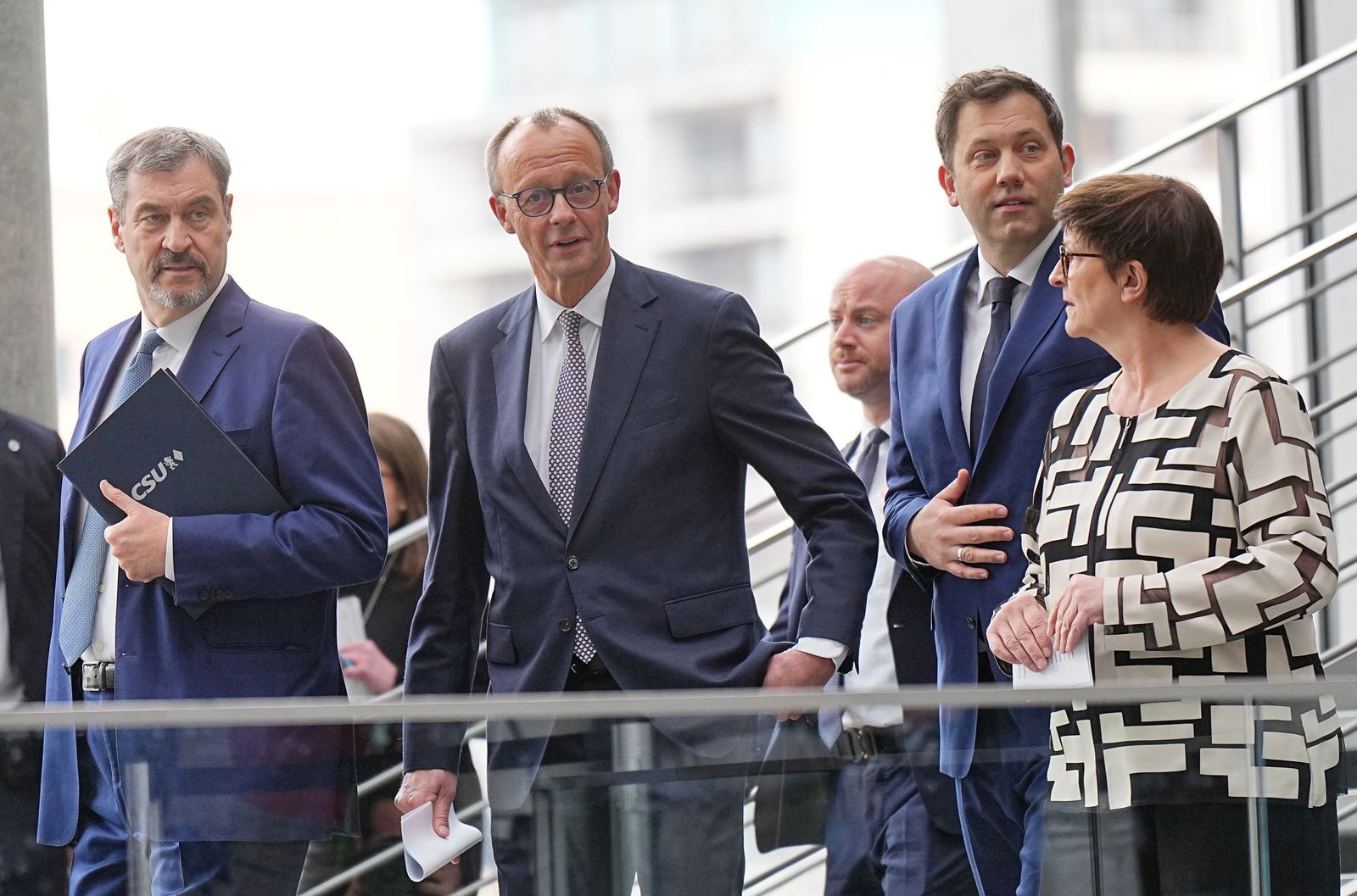 CDU-Chef Friedrich Merz (Mitte) hat in den Verhandlungen mit der SPD bei der Schuldenbremse eine Kehrtwende hingelegt. Mit Spannung wird erwartet, wie groß die Zustimmung der CDU zum Koalitionsvertrag sein wird.