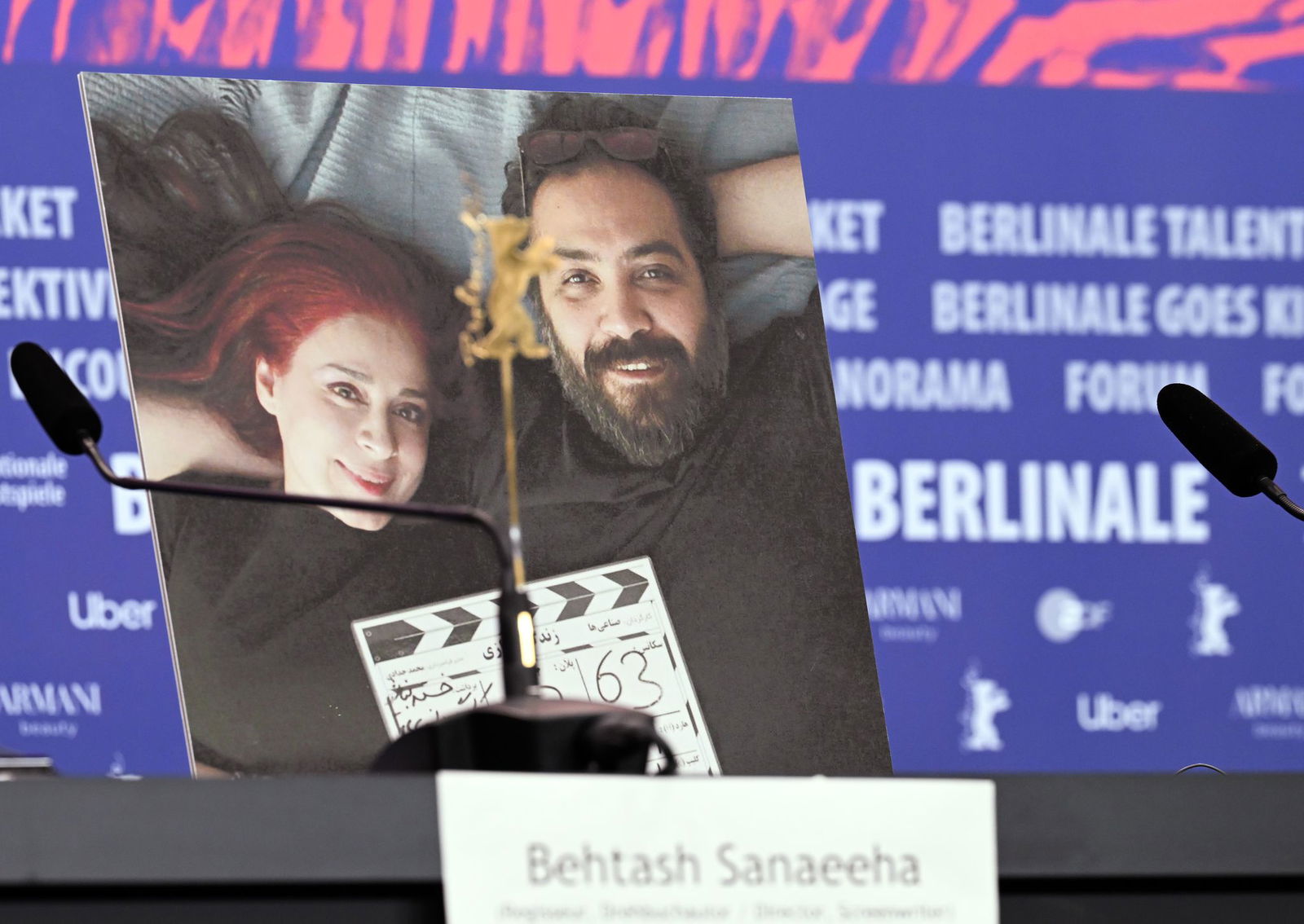 Während der Berlinale 2024 stand ein Foto der beiden Regisseure Maryam Moghaddam (links) und Behtash Sanaeeha bei der Pressekonferenz zum Film «Keyke mahboobe man» (englischer Titel: «My Favourite Cake») neben den leer gebliebenen Plätzen auf dem Podium.