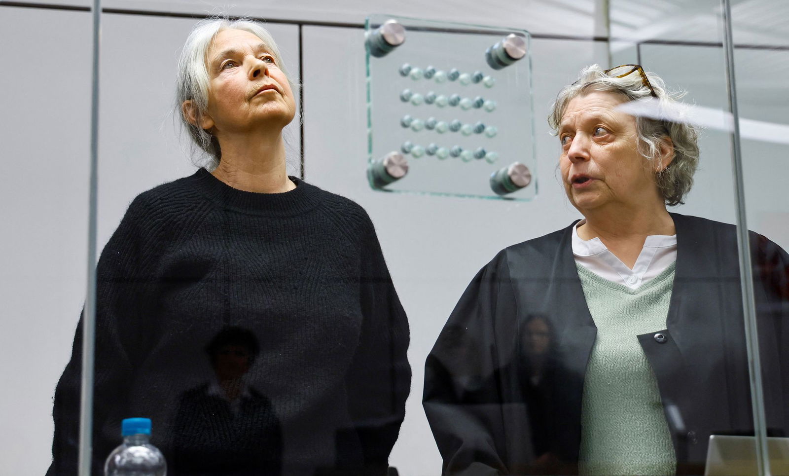 Daniela Klette (links) hat drei Verteidiger, darunter Undine Weyers. Die Anwälte wollen die Einstellung oder zumindest Aussetzung des Prozesses erreichen. (Archivbild)