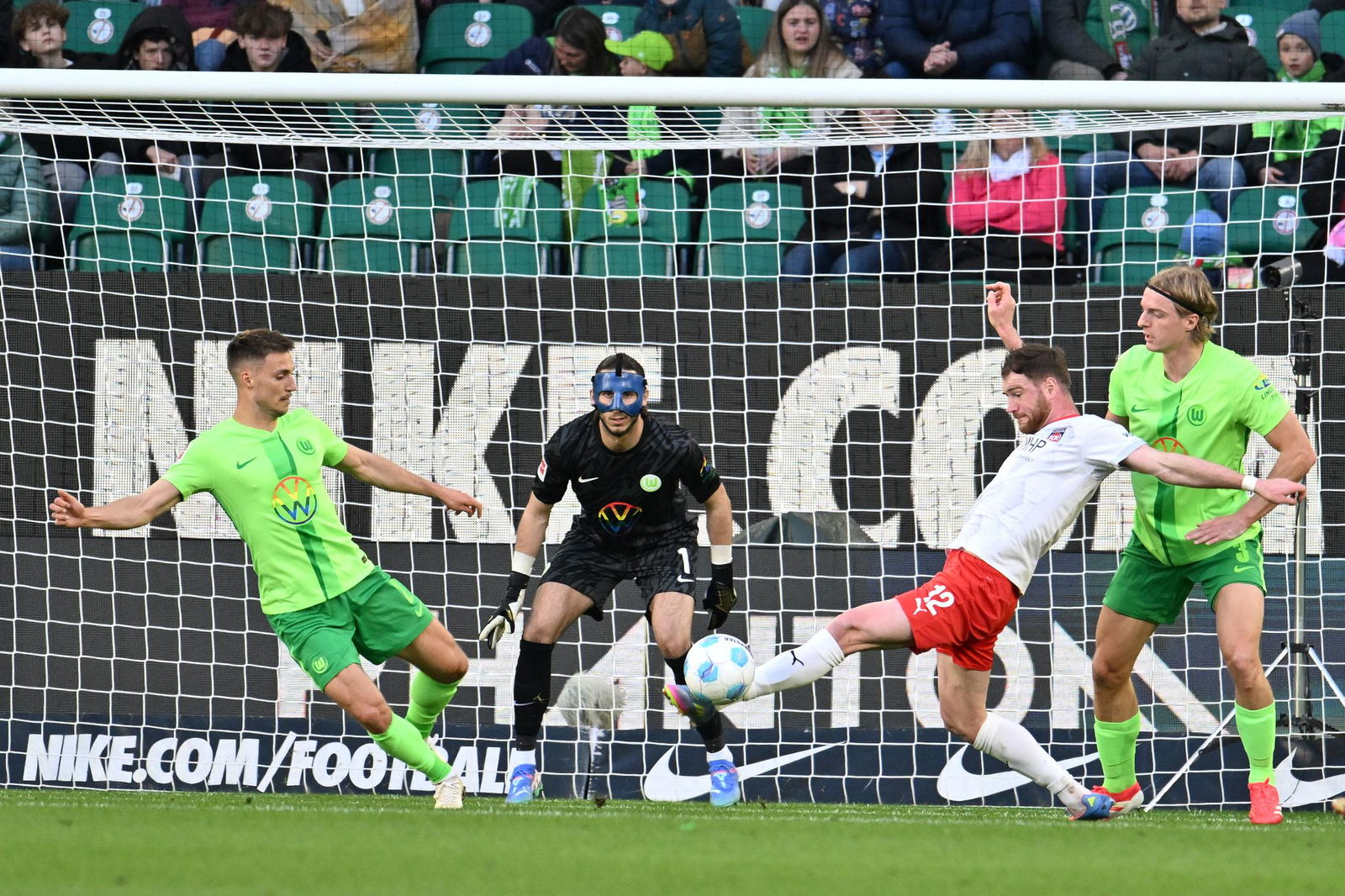 Budu Siwsiwadse (M) hat sich beim Spiel in Wolfsburg verletzt.