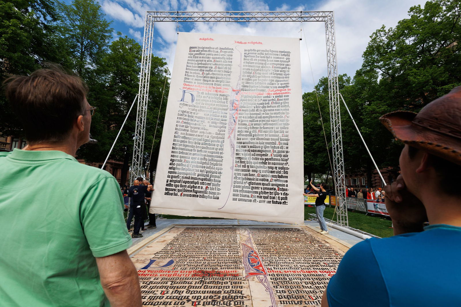 Die Stadt spricht von der größten Bibelseite der Welt. 