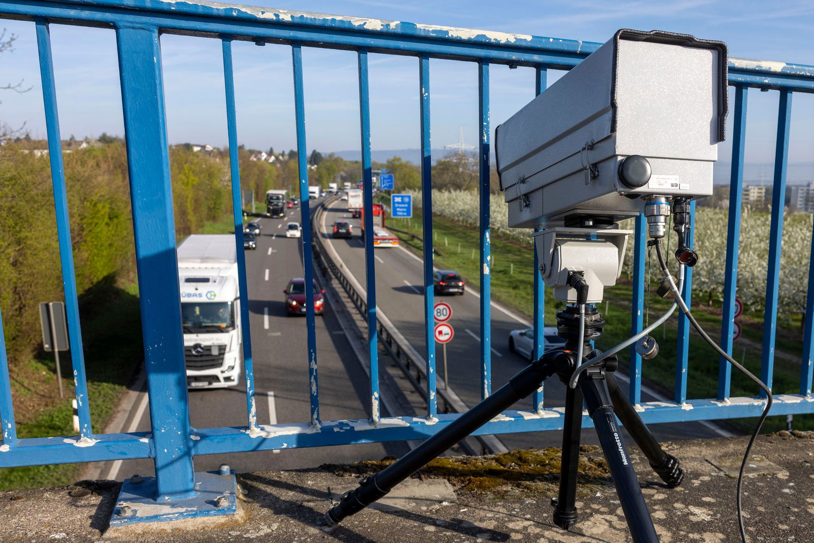 Die Monocam war für ihre Präsentation auf einer Brücke an der vielbefahrenen Autobahn 60 positioniert. 