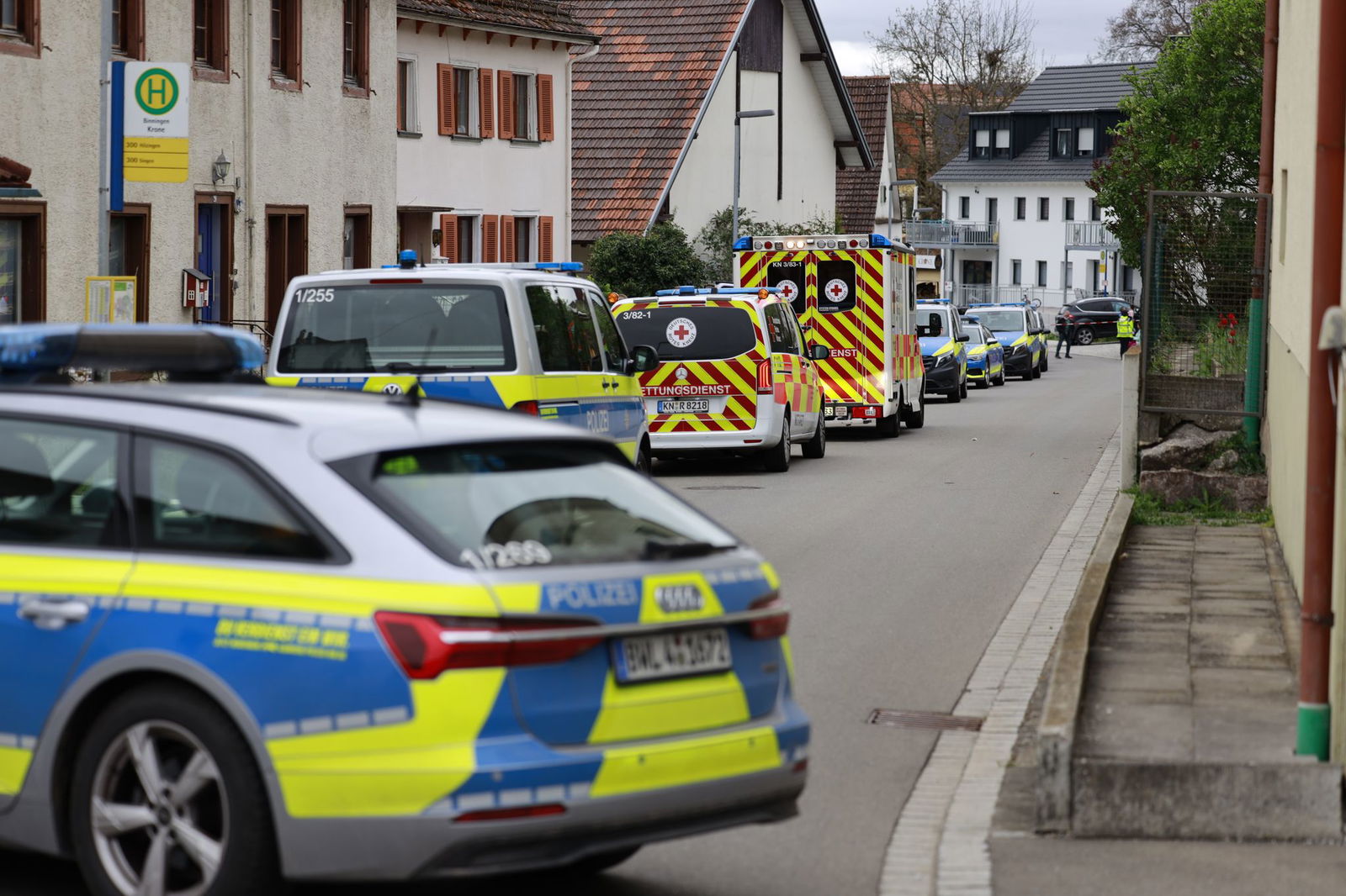 In Hilzingen kam es am Nachmittag zu einem Schusswaffengebrauch von Polizisten gegenüber einer Person.