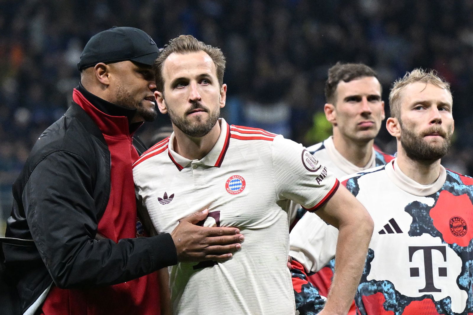 Trainer Vincent Kompany (l) spricht mit dem tief enttäuschten Torjäger Harry Kane nach dem Viertelfinal-Aus.