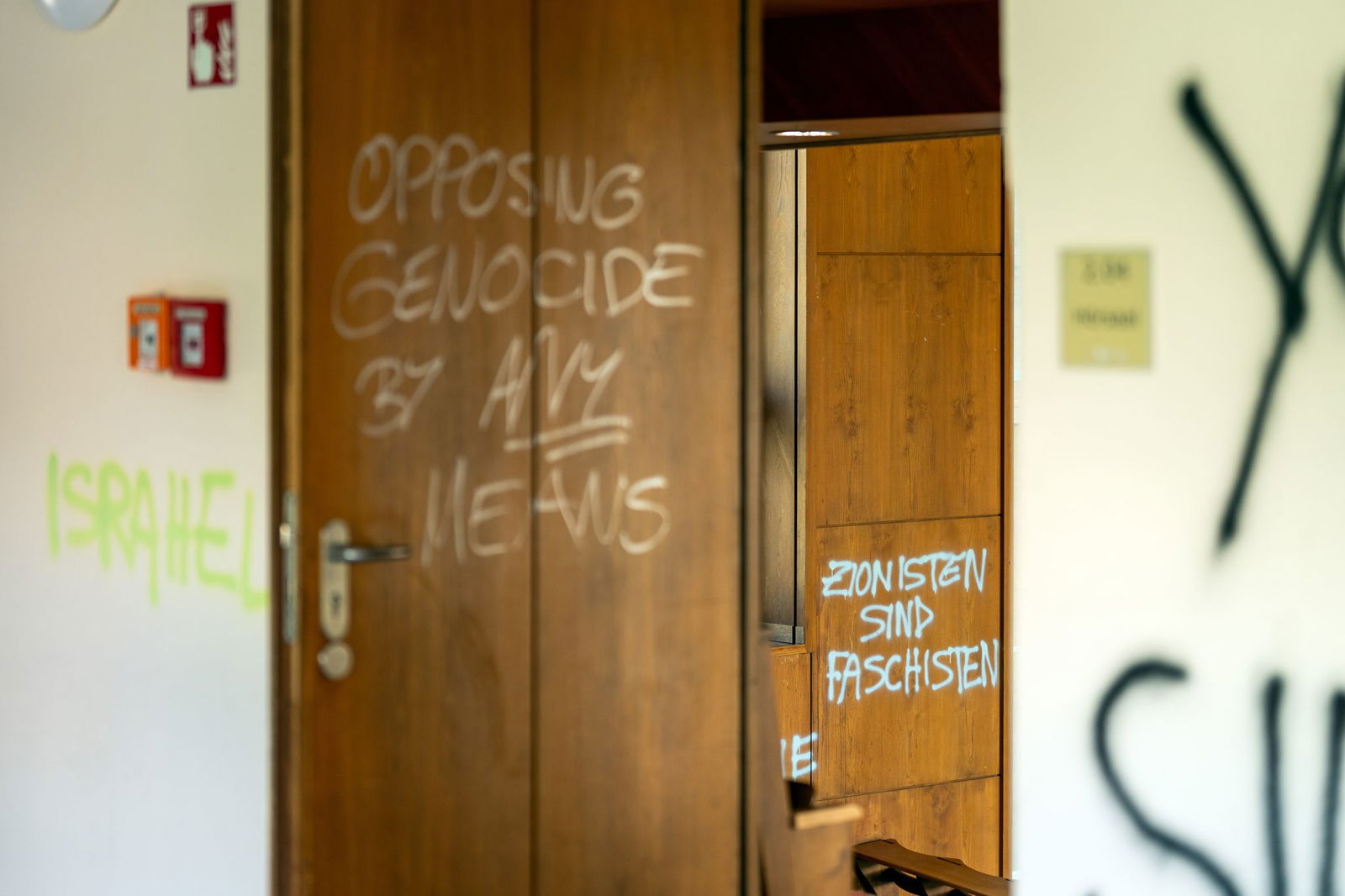 Die Aktivisten haben unter anderem Wände und Holzvertäfelungen beschmiert.