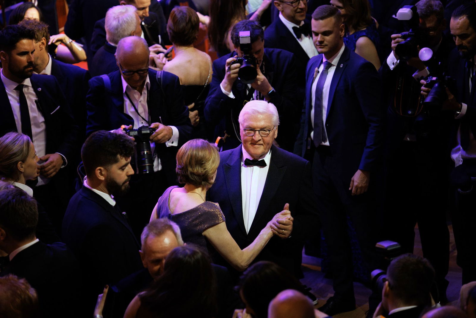 2024 tanzt Bundespräsident Frank-Walter Steinmeier beim Bundespresseball mit seiner Ehefrau Elke Büdenbender. (Archivbild)