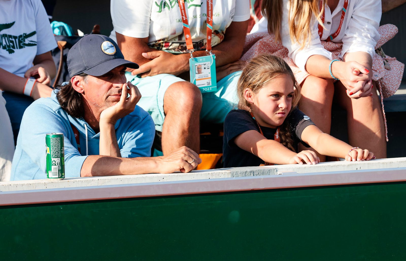 Töchterchen Charlotte sitzt oft als Zuschauerin bei der Mama dabei - wie hier einmal bei den French Open in Paris neben ihrem Vater.