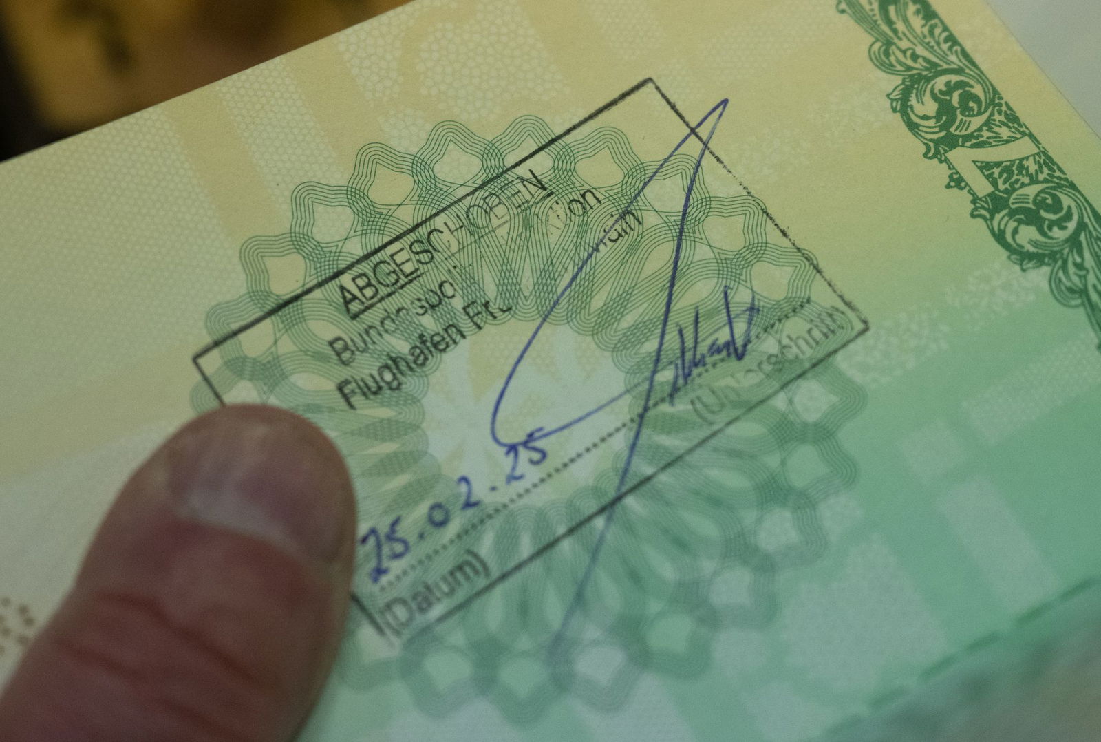 Eine Duldung ist kein Aufenthaltstitel, sondern bedeutet lediglich die vorübergehende Aussetzung der Abschiebung. (Symbolbild) 