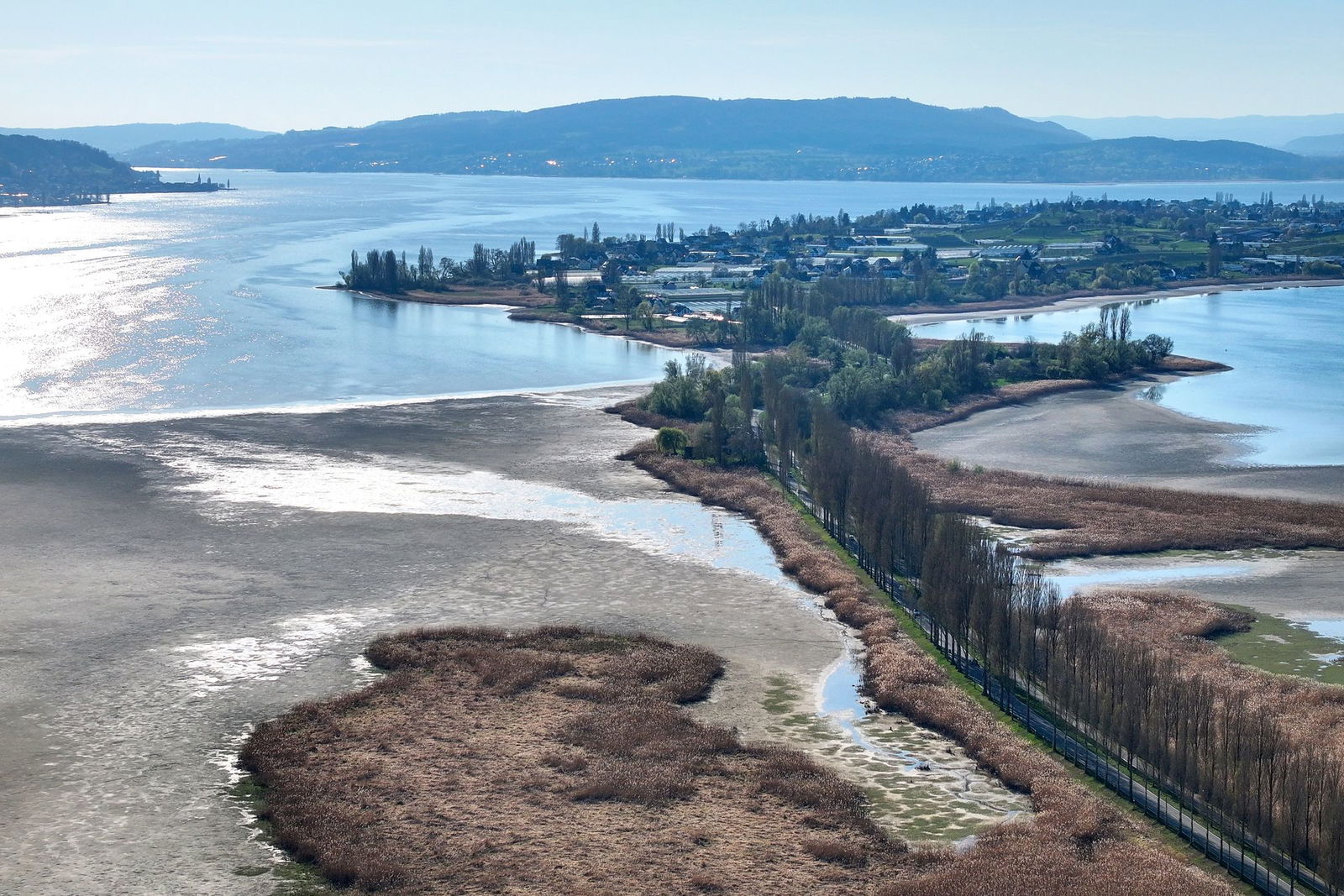 Der See führt deutlich weniger Wasser als üblich. 