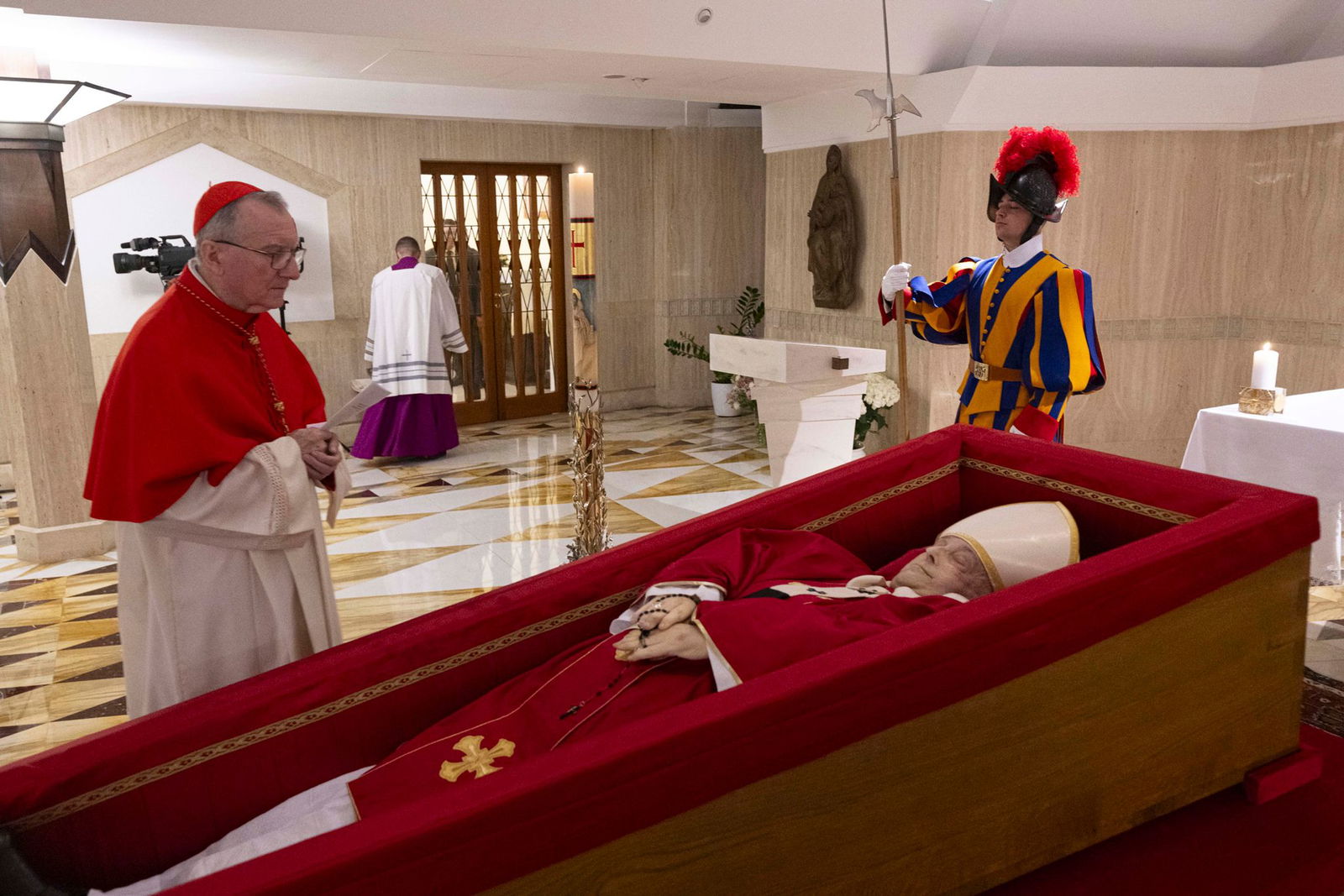 Der tote Papst Franziskus liegt nun in der Kapelle seiner Residenz Santa Marta im offenen Sarg.