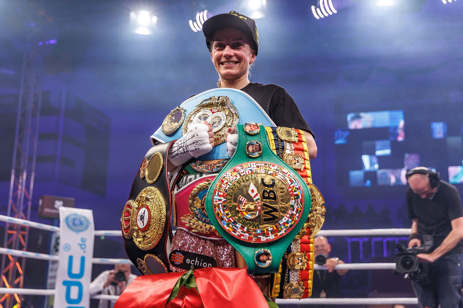 Hatte nach ihrem gewonnenen Titel-Vereinigungskampf schwer zu tragen: Tina Rupprecht