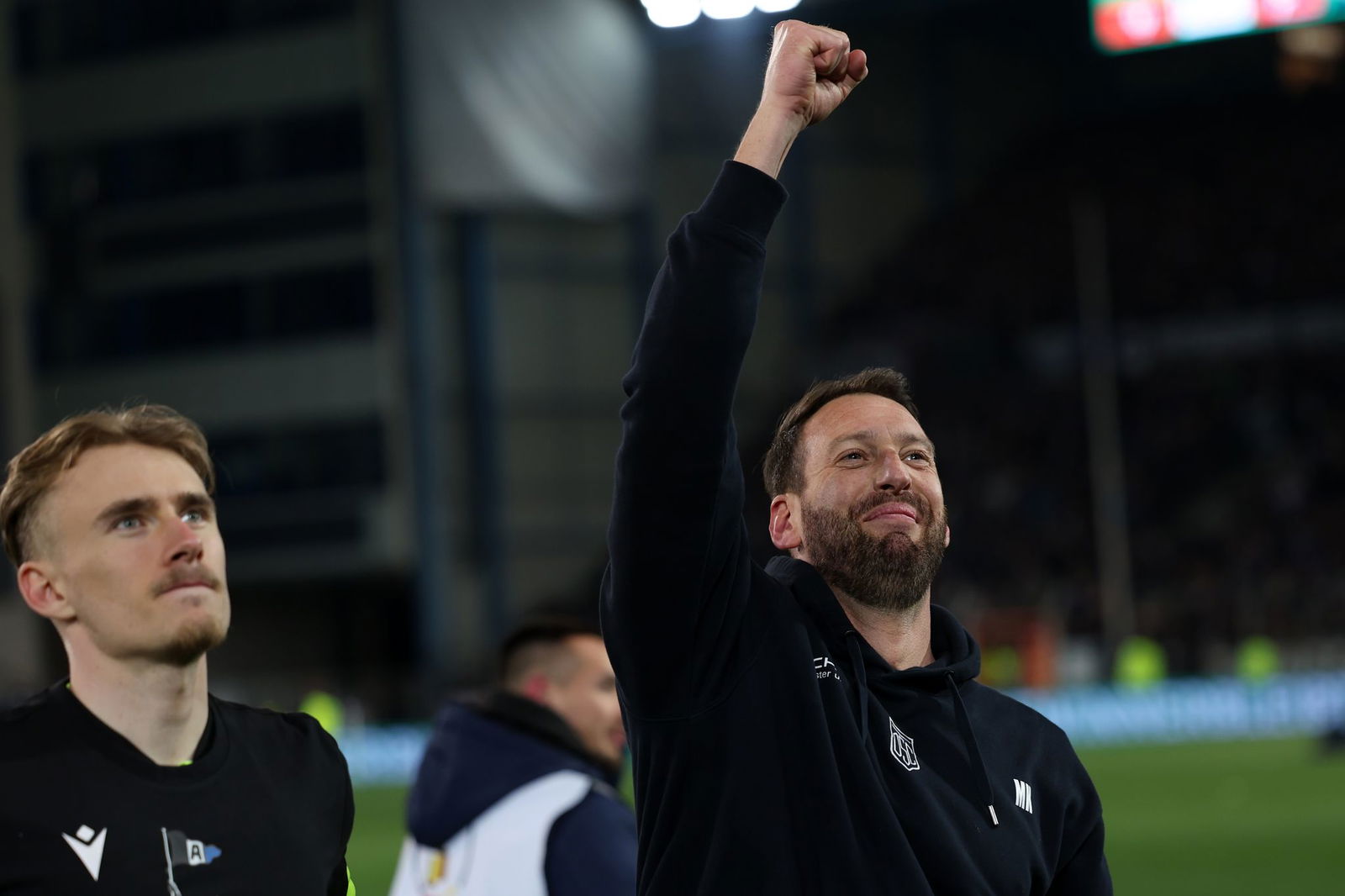 Bielefelds Trainer Mitch Kniat (r) hatte Lust auf Party.