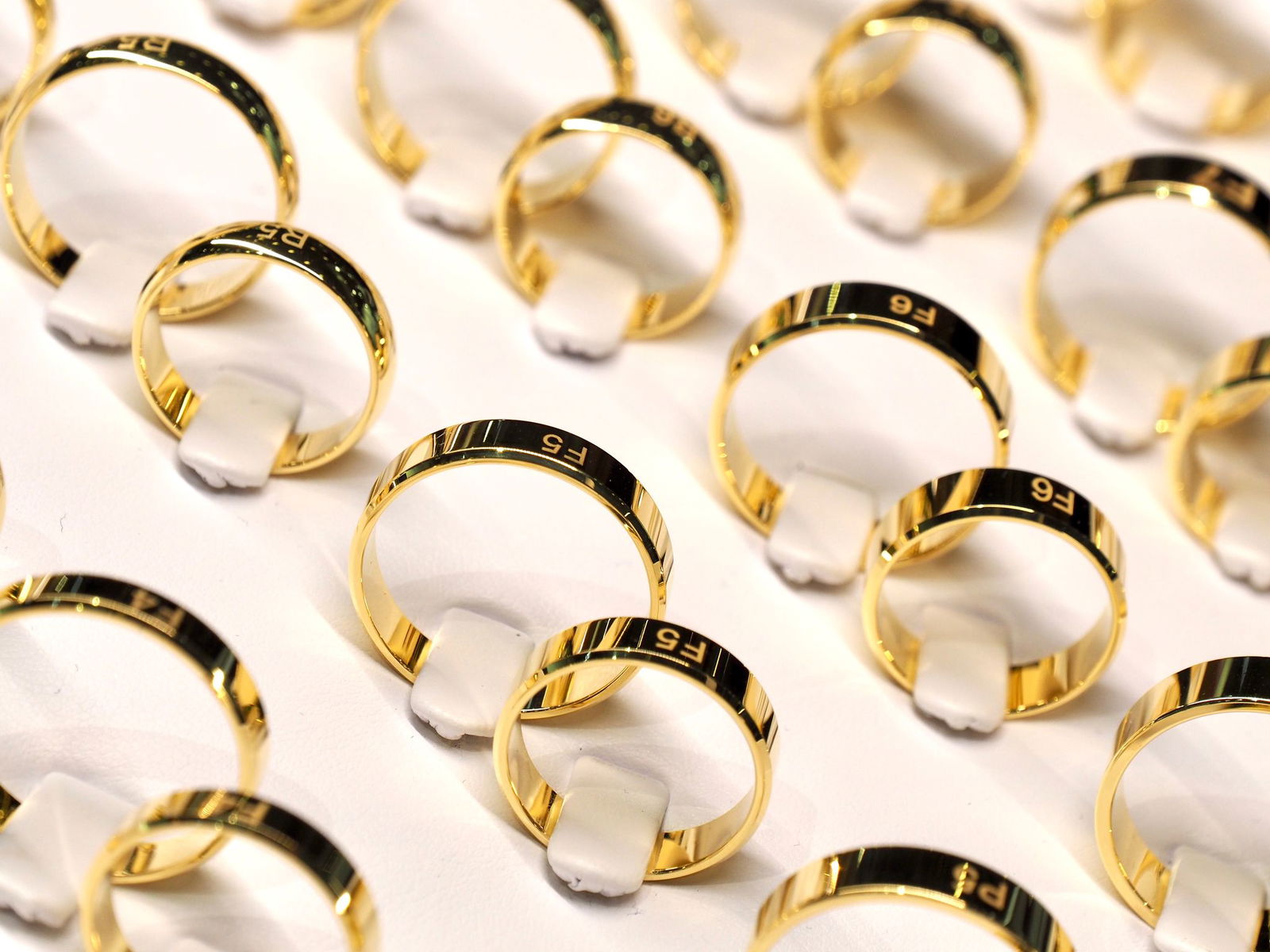 Eine Frau hatte am Flughafen Stuttgart Goldschmuck im Wert von 18.000 Euro bei sich. (Symbolbild)