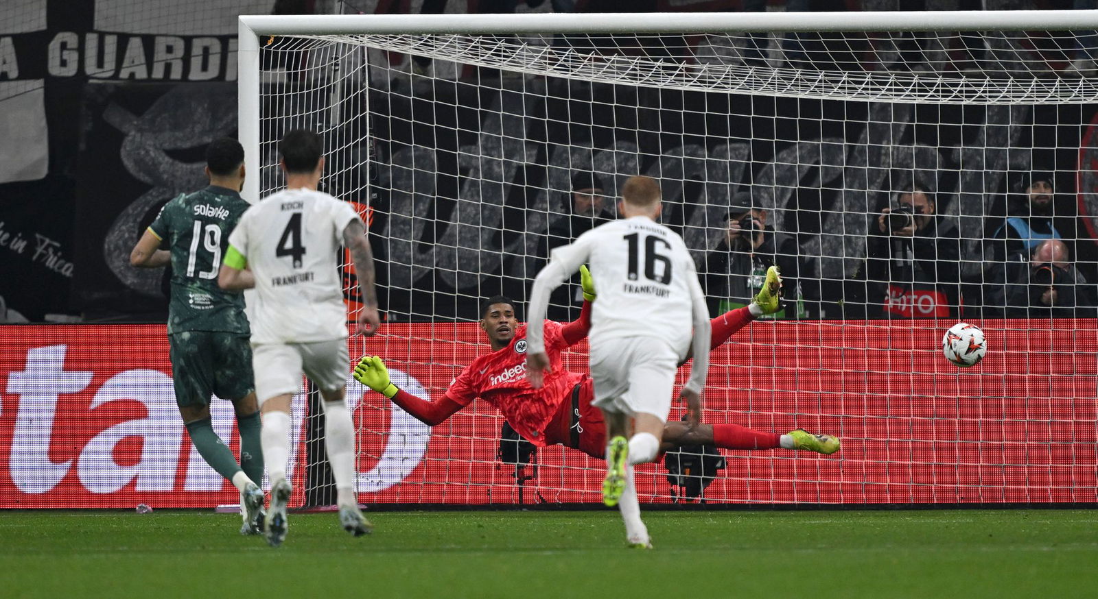 Verwandelt souverän: Stürmer Solanke.