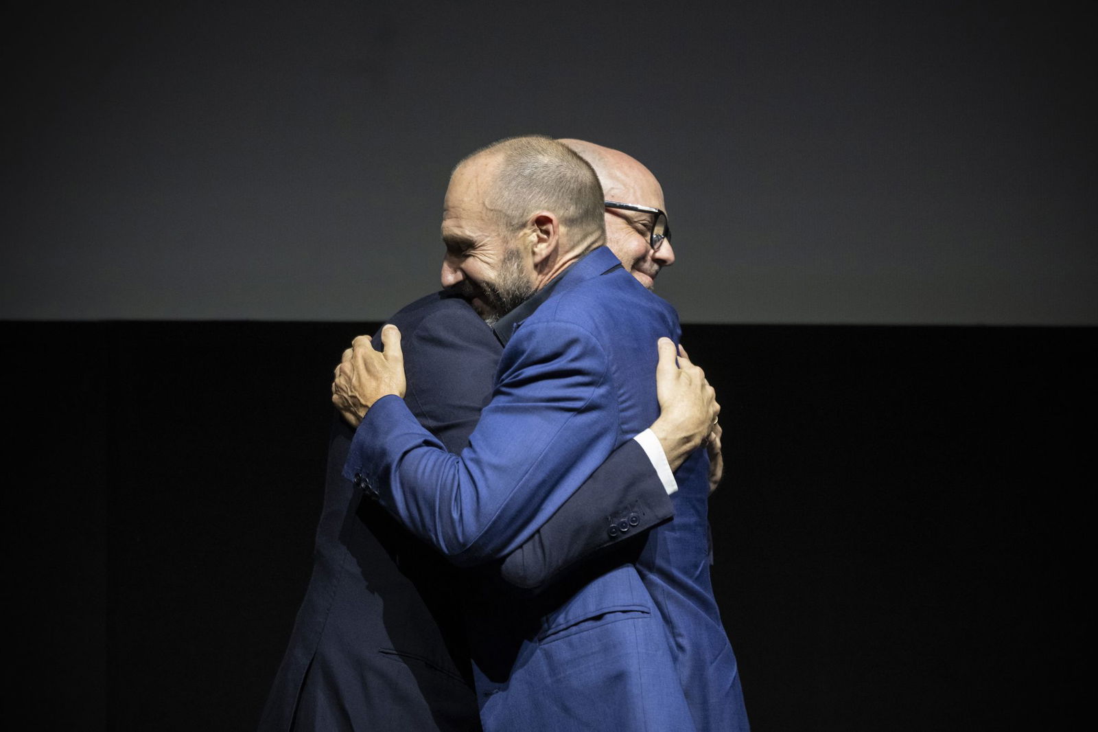 Der britische Schauspieler Ralph Fiennes umarmt den in Deutschland geborenen österreichisch-schweizerischen Filmregisseur und Drehbuchautor Edward Berger 2024 beim Zurich Film Festival (ZFF) in Zürich. (Archivbild)