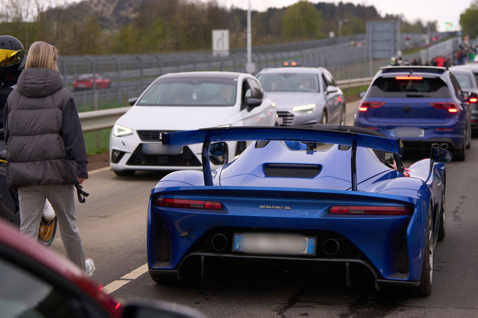 Autos stecken am «Car-Freitag» auf dem Weg zur Nordschleife des Nürburgrings im Stau.