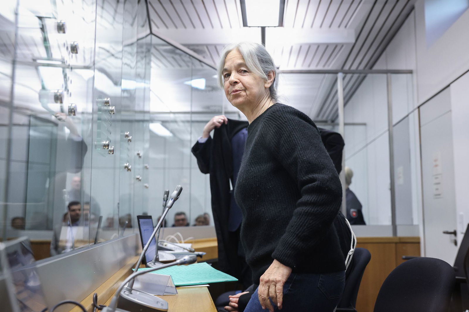 Die wegen einer Raubserie angeklagte Daniela Klette verfolgte den zweiten Prozesstag im Staatsschutzsaal des Oberlandesgerichts Celle.