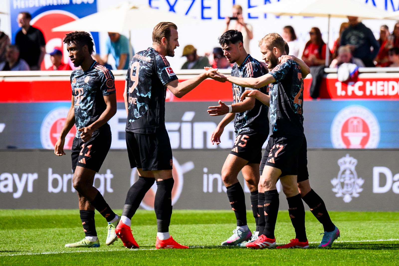 Harry Kane (2. v. l.) und andere Bayern-Profis jubeln über einen Sieg gegen Heidenheim. 