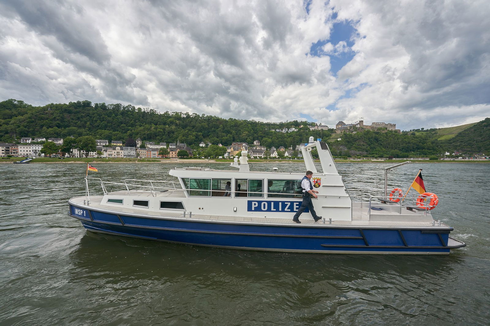 Die Wasserschutzpolizei war bei dem Schiffsunfall auf dem Rhein im Einsatz. (Symbolbild)