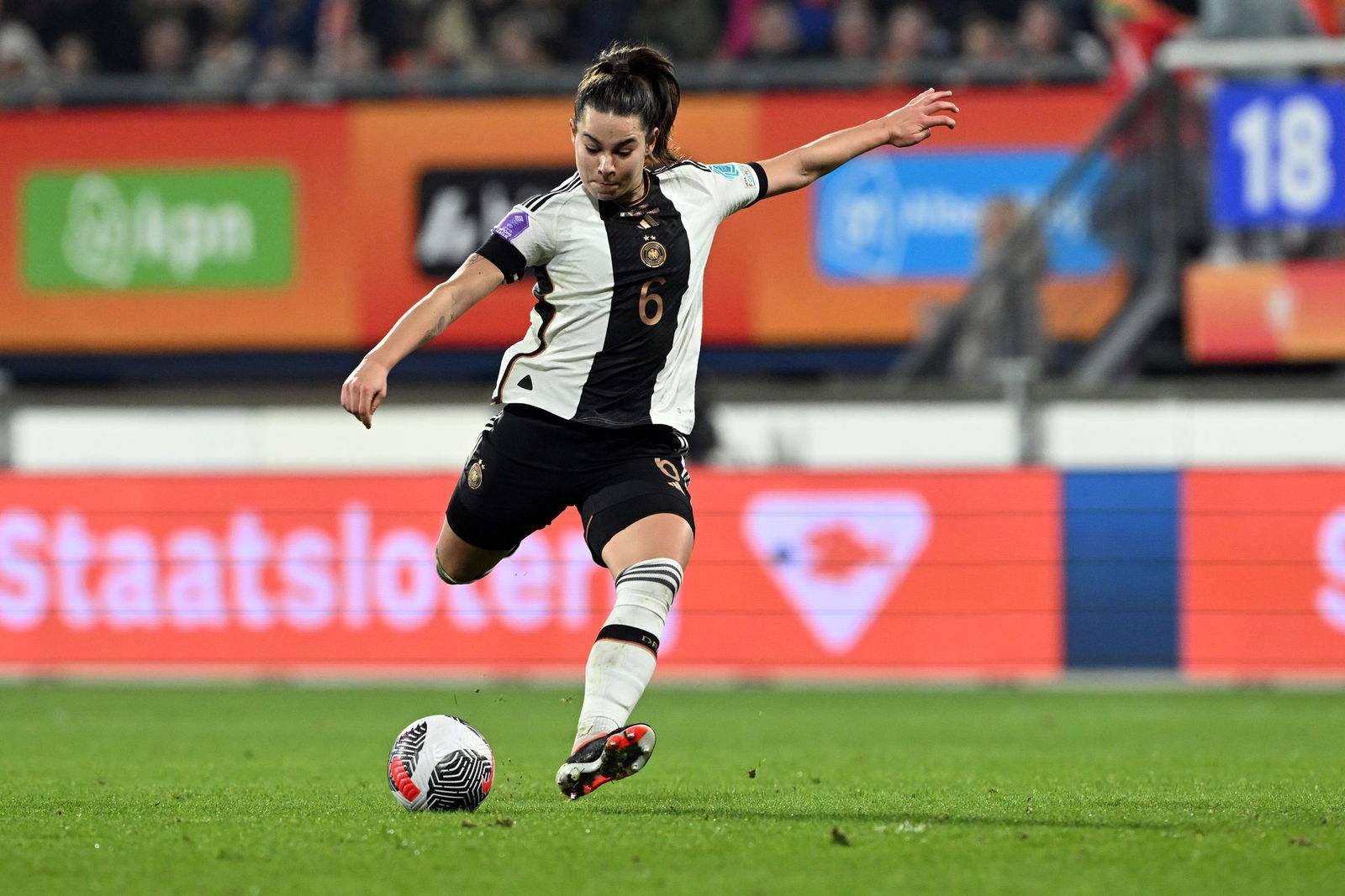 Lena Oberdorf hat bestürzt auf die mutmaßlichen sexistischen Äußerungen gegenüber einer Schiedsrichterin reagiert.