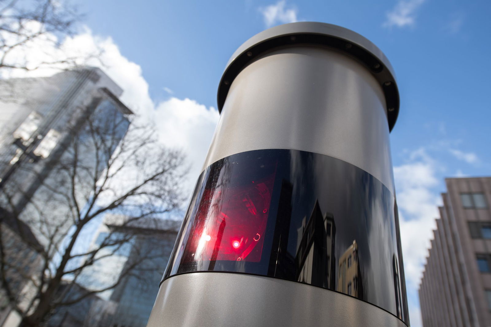 Ein Blitzer ist von Unbekannten gesprengt worden. (Symbolbild)