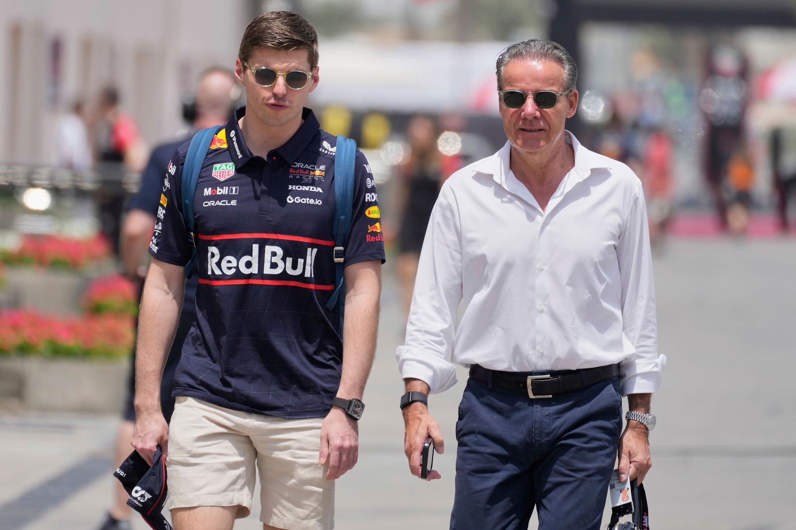 Pause im ersten Training: Weltmeister Max Verstappen (l.) setzte in Bahrain zunächst aus.