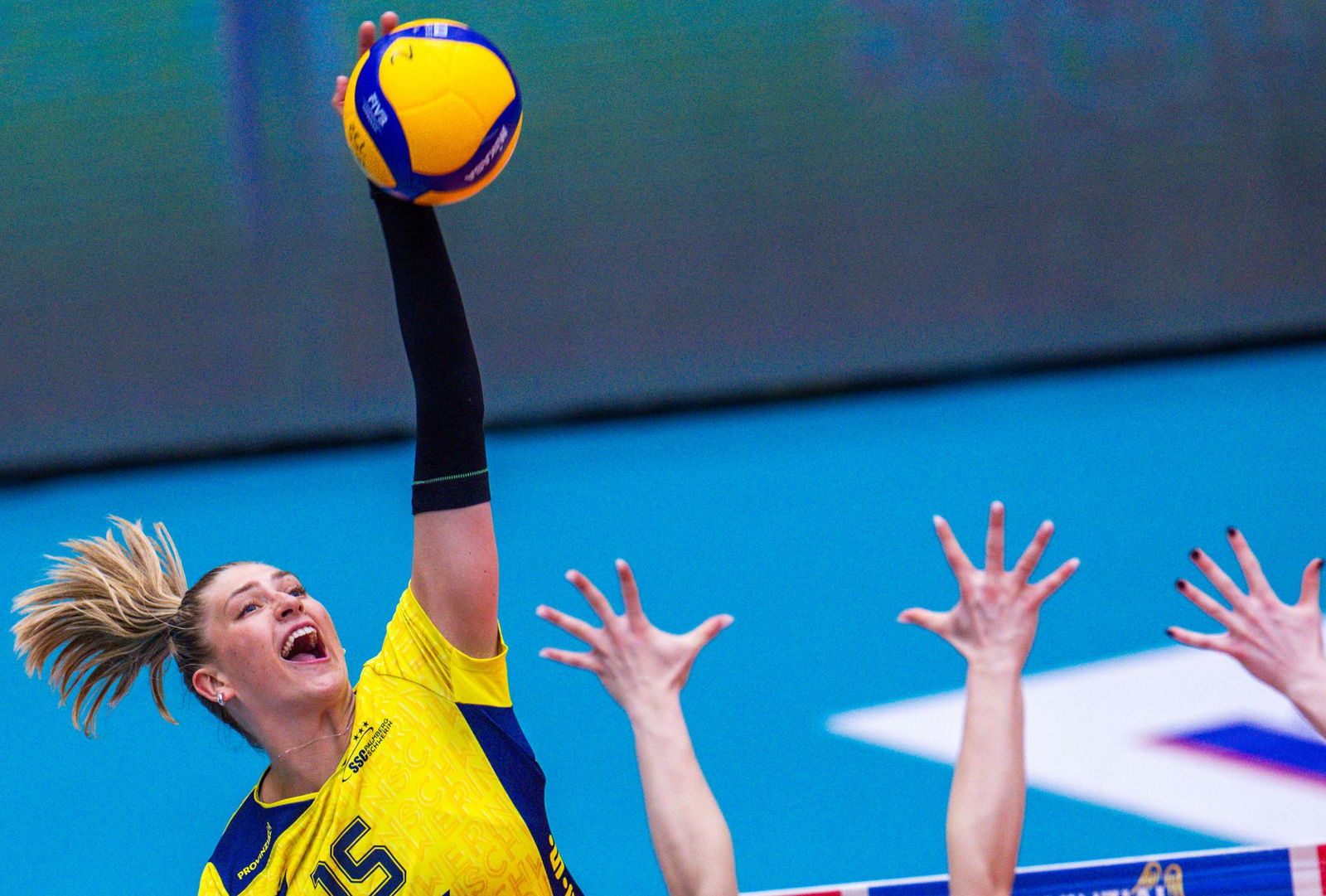 Elles Dambrink vom SSC Palmberg Schwerin kann sich am Netz durchsetzen.