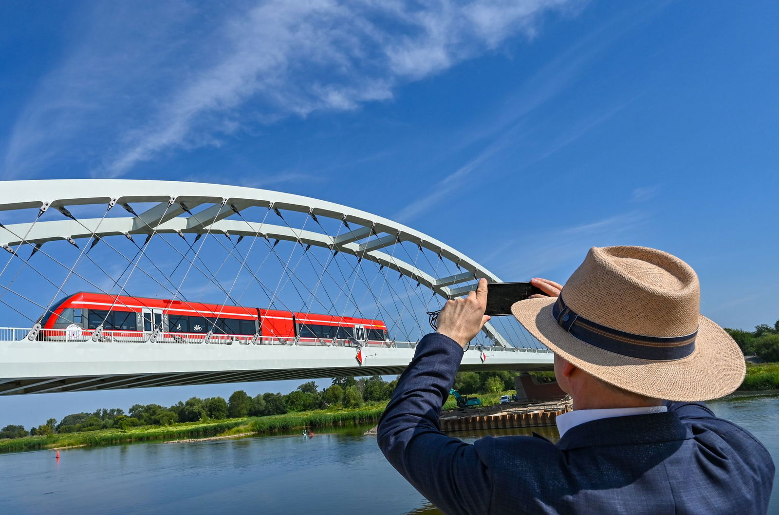 Ein Zug auf der Bahnbrücke über den Grenzfluss Oder zwischen dem polnischen Kostrzyn und auf deutscher Seite Küstrin-Kietz. Polen stellt das Fotografieren kritischer Infrastruktur unter Strafe, um sich besser vor Spionage zu schützen. (Archivbild)