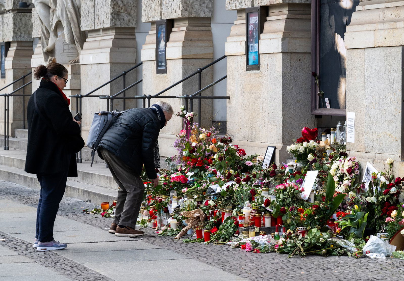 Am Theater des Westens legten Fans Blumen und Kerzen nieder. (Archivbild)
