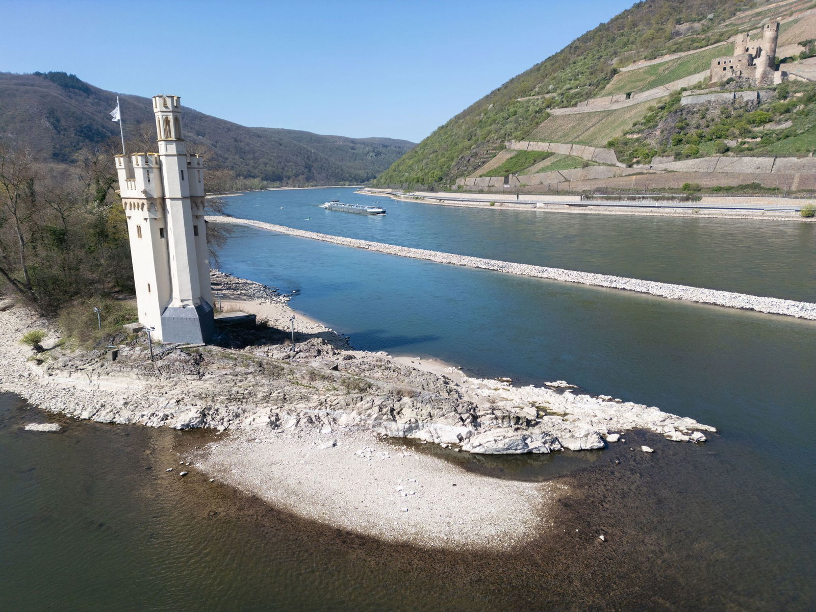 Der Wasserstand am Rhein lag teils kritisch niedrig. Jetzt steigt er wieder. 
