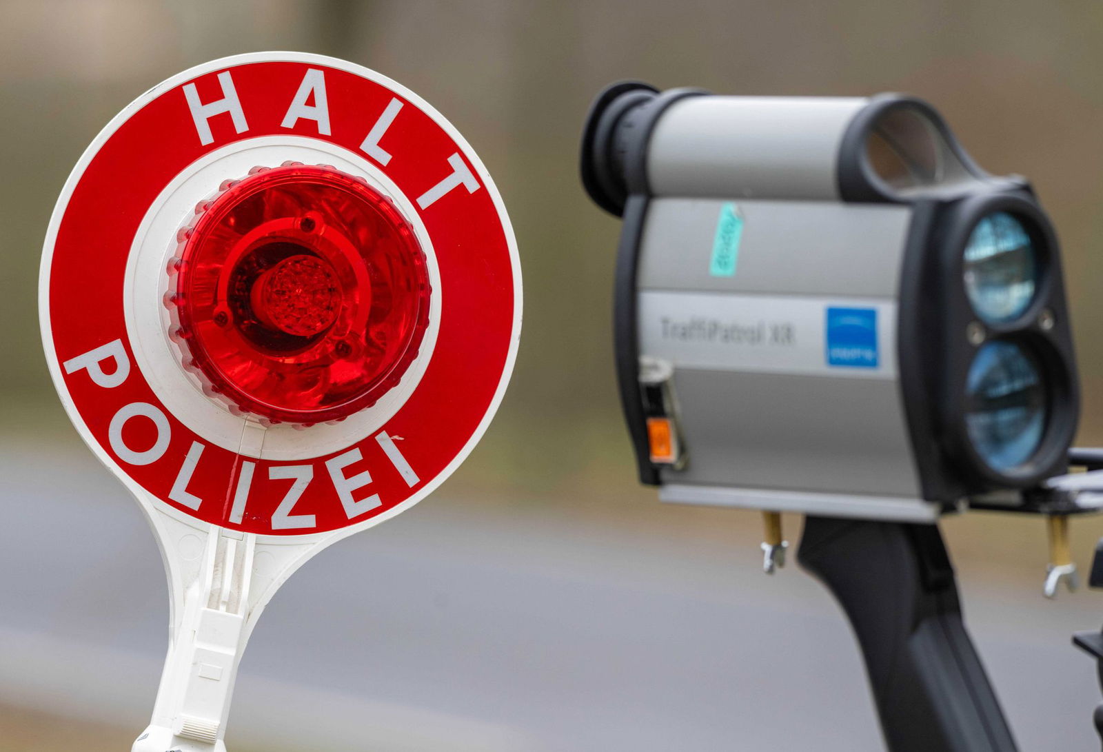 Sowohl an fest installierten Messstationen als auch mit mobilen Messgeräten wurden Autofahrer kontrolliert. (Symbolbild)