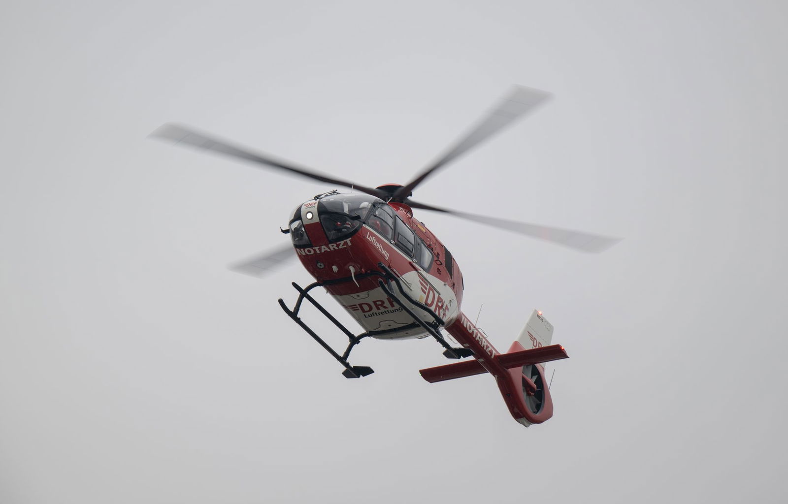 Mit einem Rettungshubschrauber wurde der Arbeiter in ein Krankenhaus gebracht. (Symbolbild)