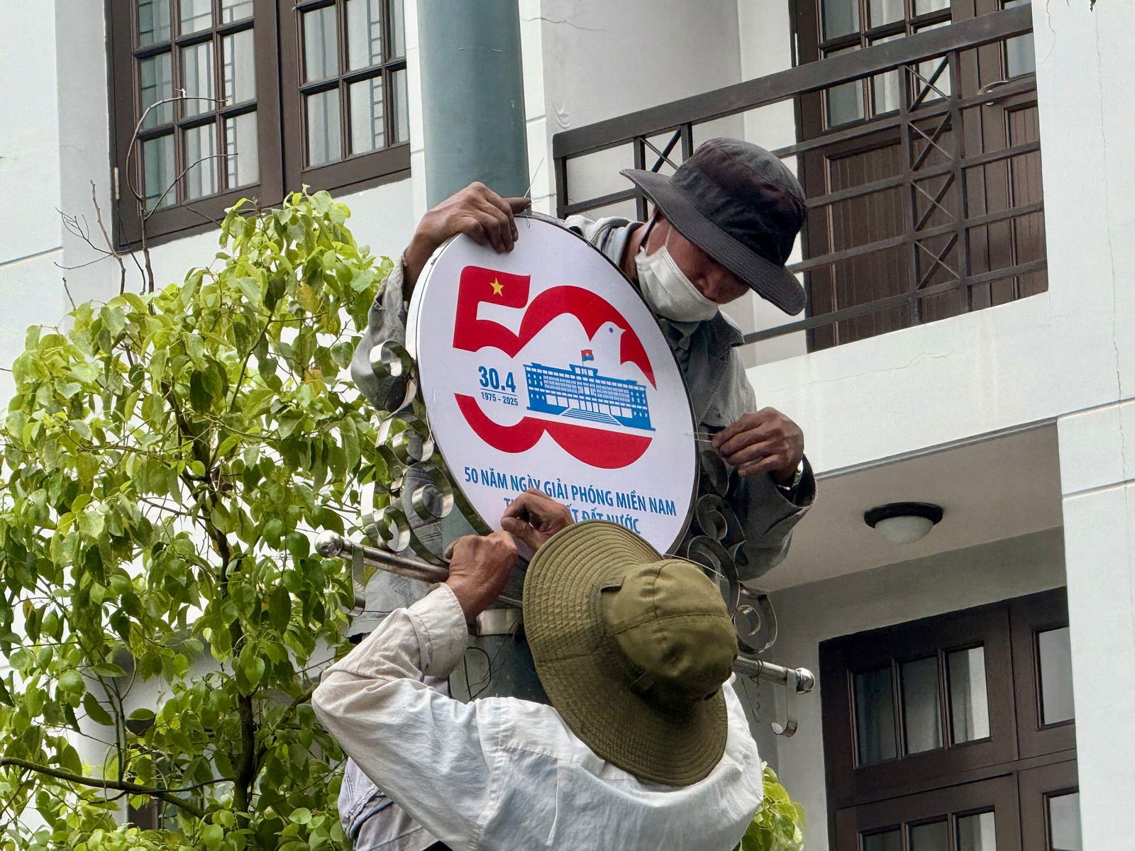Überall wird an den 50. Jahrestag des Kriegsendes erinnert.