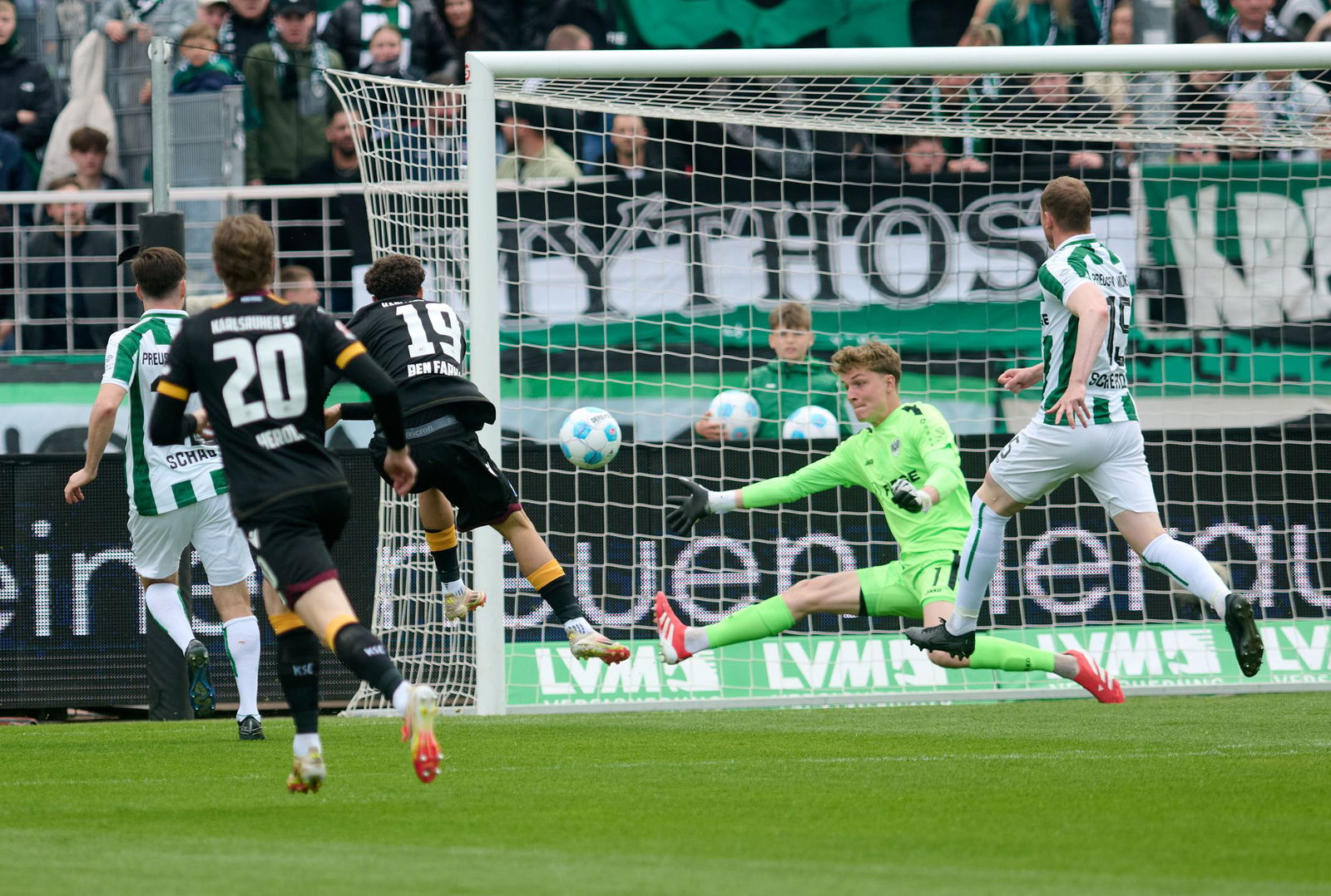 Karlsruhes Louey Ben Farhat (M) erzielt gegen Münster das 1:0.