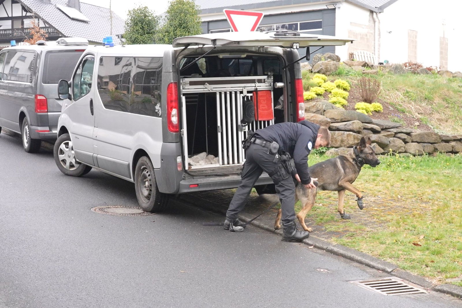Auch Suchhunde kamen zum Einsatz.