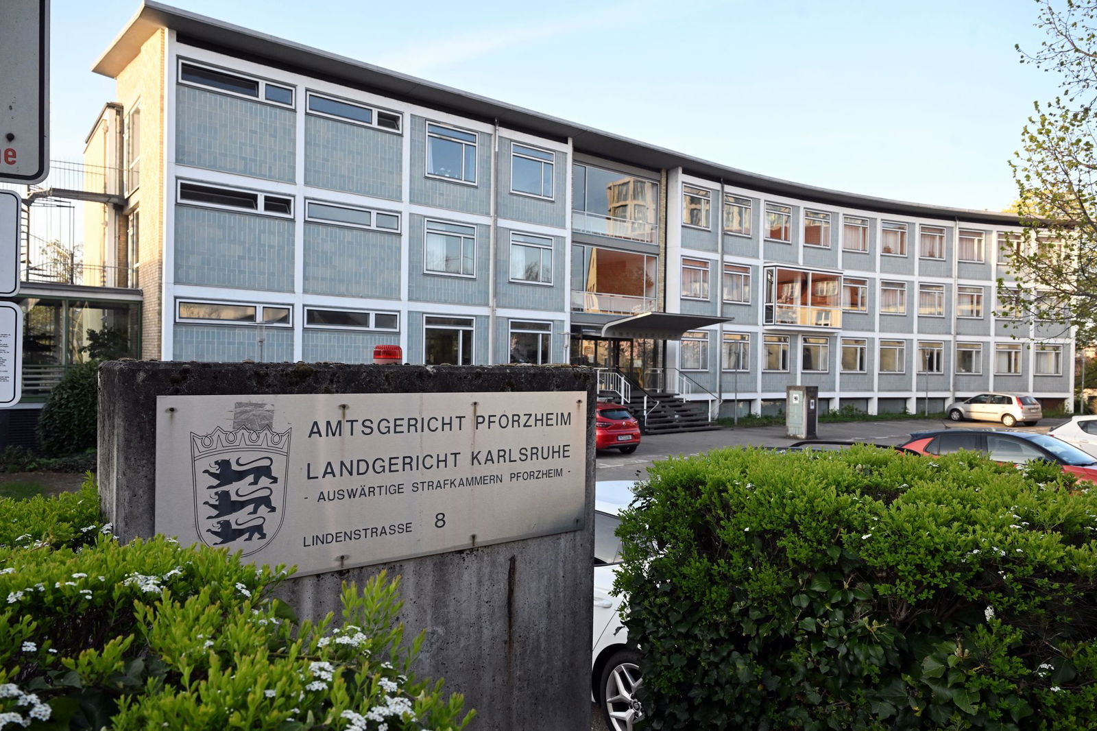 Eine Frau beschädigte die Glasscheibe am Eingang des Amtsgerichts mehrfach. (Archivbild)