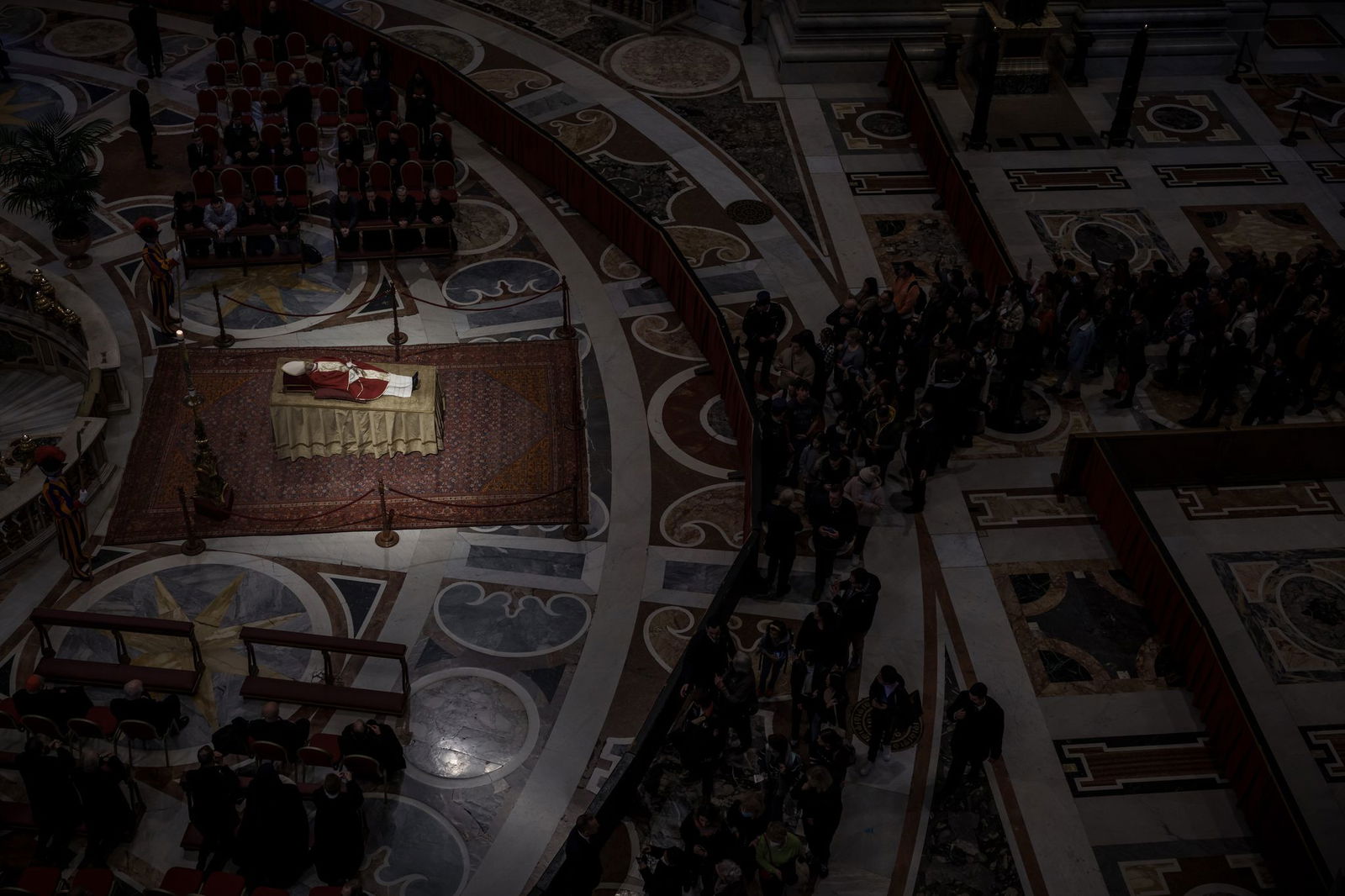 Zuletzt war der emeritierte Papst Benedikt XVI. im Januar 2023 im Petersdom öffentlich aufgebahrt. (Archivbild)