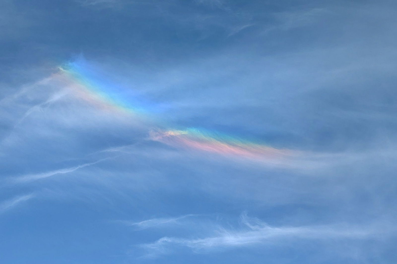 Ein ganz besonders schönes und buntes Wetterphänomen am Himmel: «Regenbogenwolken» sind am Morgen im Himmel über Göppingen zu sehen. 