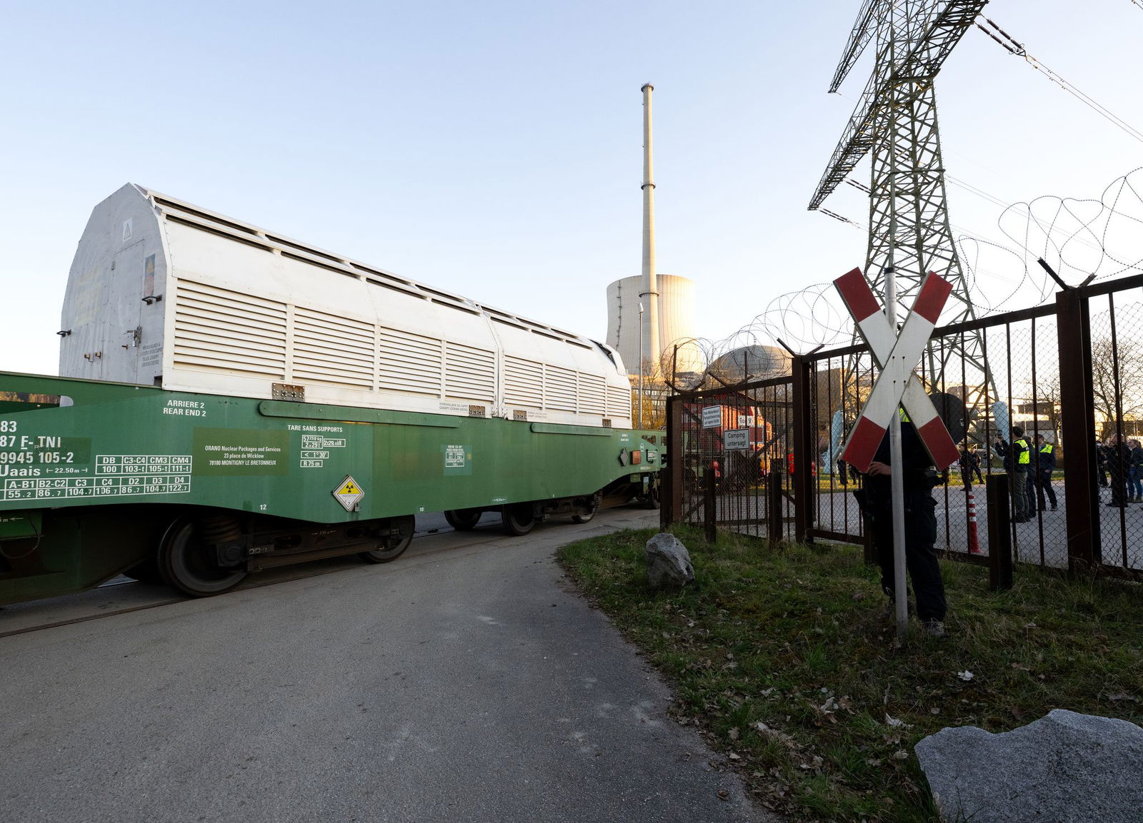 Das Castor-Zug passiert das Tor zum Gelände des Zwischenlagers.