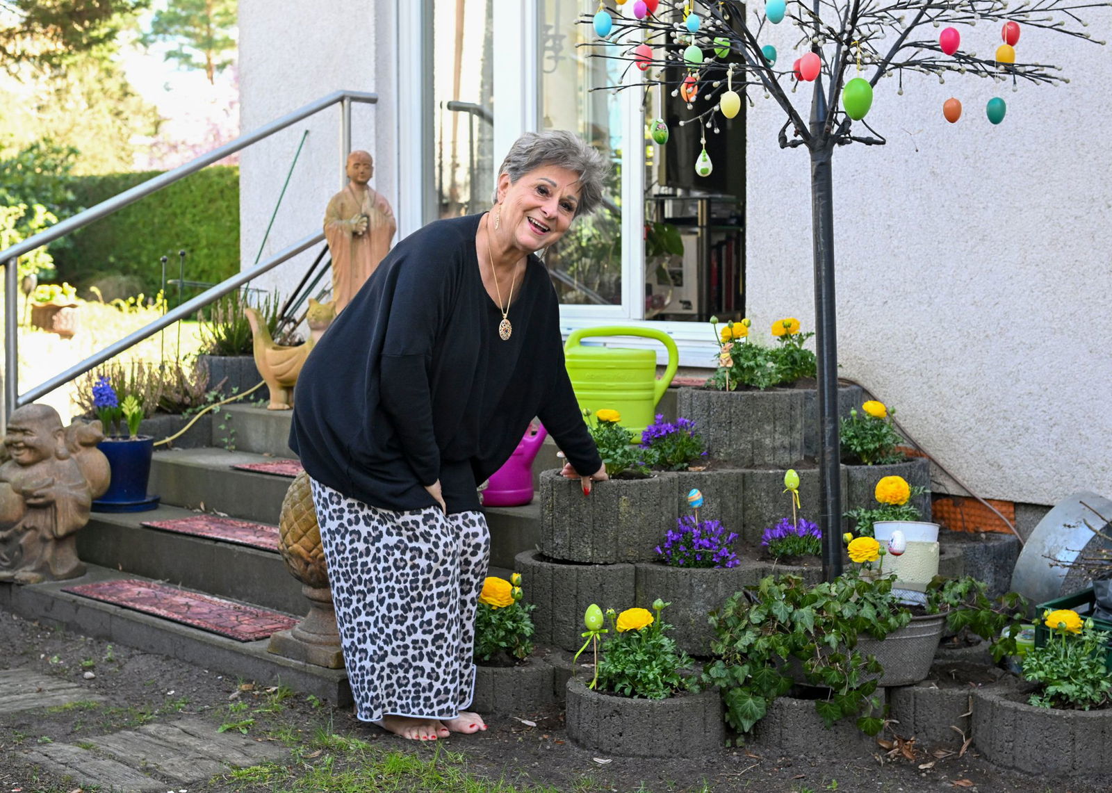 Barfuß ist Dagmar Frederic im Garten in Berlin-Köpenick unterwegs.
