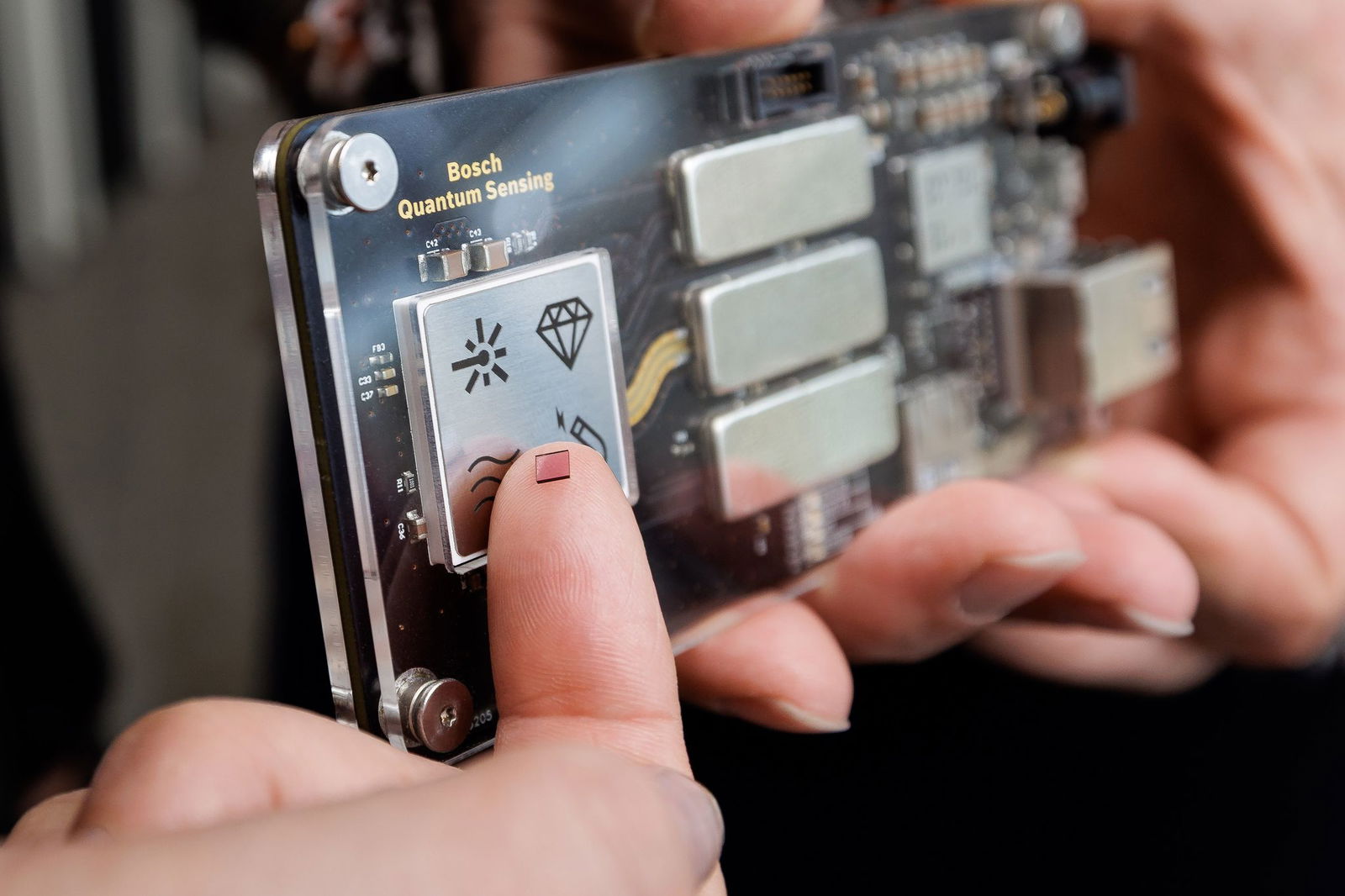 Bosch-Quantensensoren können dem Technologiekonzern zufolge kleinste Magnetfelder messen. Synthetische Diamanten (auf dem Finger) sind Schlüsselkomponente dieser Sensoren. 