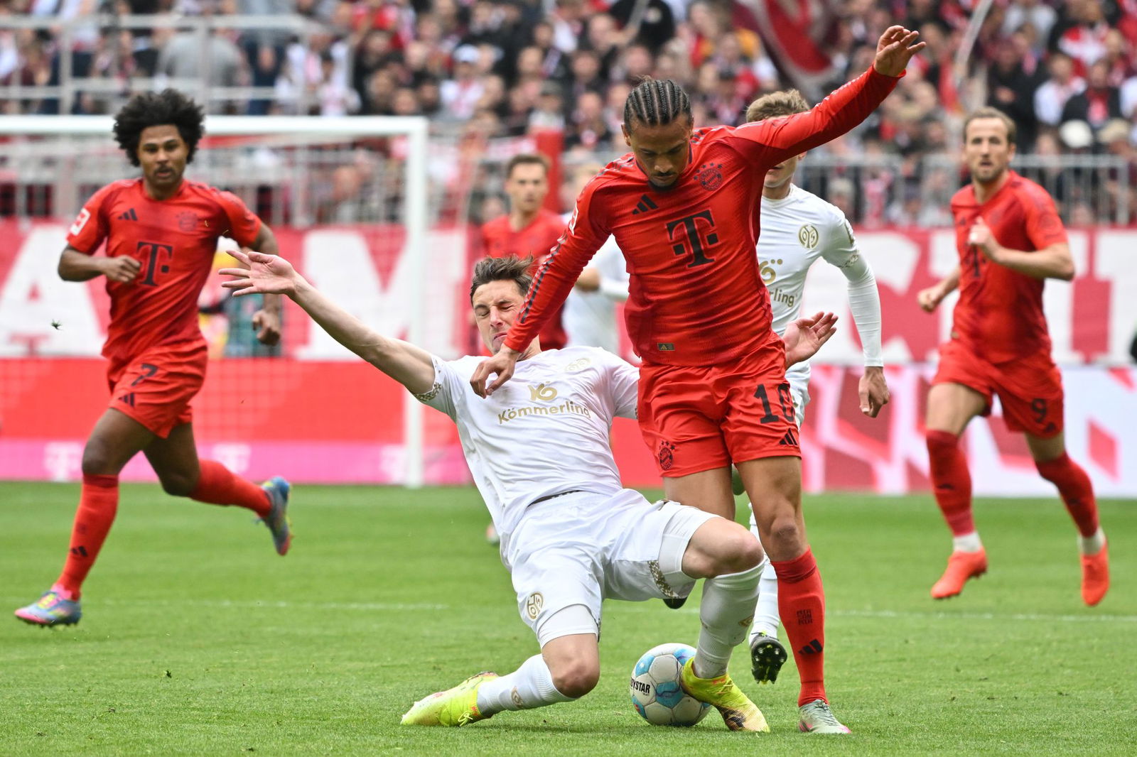 Leroy Sané (vorne rechts) trat gegen Mainz wieder als Torschütze in Erscheinung.