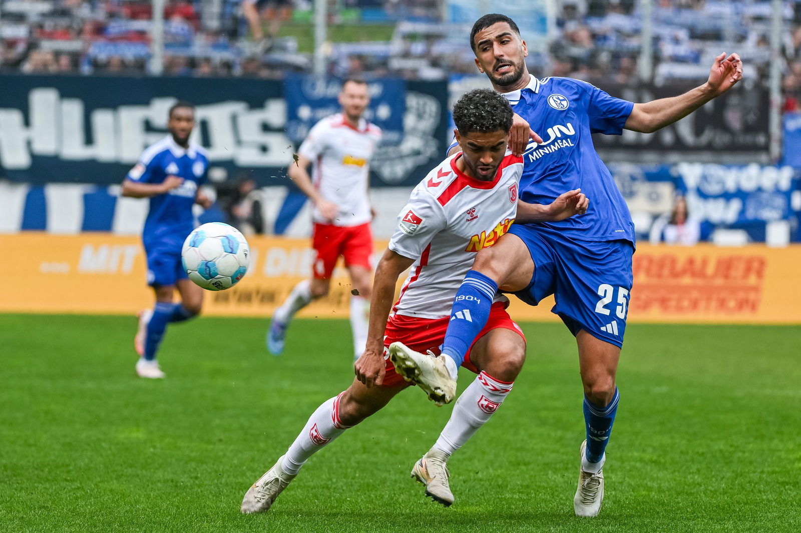 Der Schalker Aymen Barkok (r.) hat sich einen Social-Media-Aussetzer geleistet.