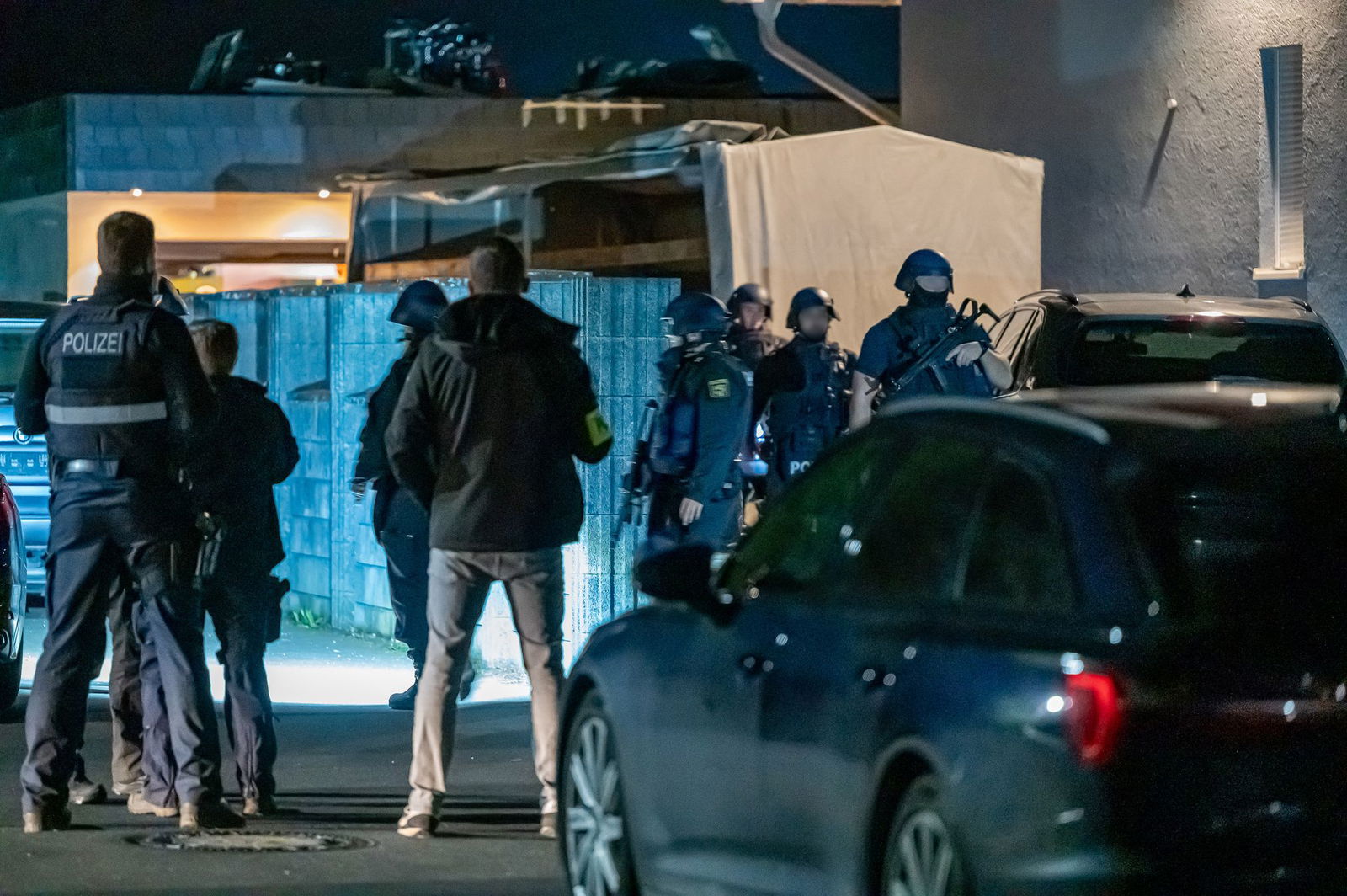 Spätabends ist eine Präsenzstreife vor Ort im Einsatz.